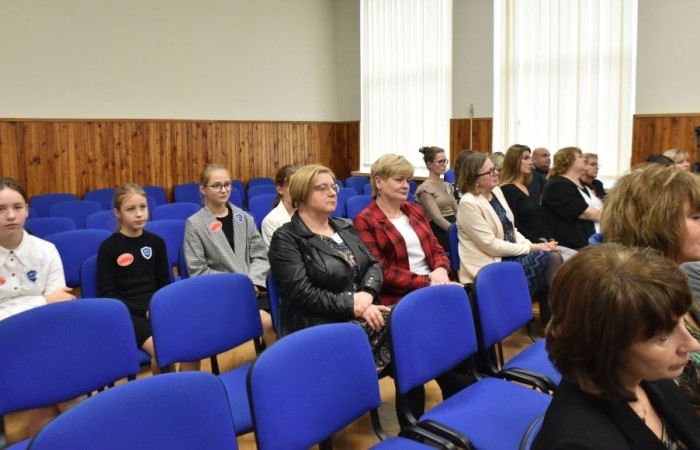 20 października świętowaliśmy Jubileusz 60-lecia Szkoły Podstawowej nr 2 w Pasłęku. Był to dla nas szczególny dzień, czas, w którym w symboliczny sposób przenieśliśmy się do chwili powstania naszej szkoły. Cieszymy się bardzo, że tak ważne dla nas wydarzenie swą obecnością uświetnili: minister Andrzej Śliwka - podsekretarz stanu w Ministerstwie Aktywów Państwowych, Burmistrz Pasłęka Pan Wiesław Śniecikowski, Przewodniczący Rady Miejskiej w Pasłęku Pan Marian Matuszczak, Starosta Powiatu Elbląskiego Pan Maciej Romanowski, wiceburmistrz Pan Marek Sarnowski, dyrektorzy i przedstawiciele instytucji oświatowych, służb mundurowych, działacze stowarzyszeń i związków zawodowych, emeryci oraz liczni absolwenci Szkoły Podstawowej nr 2 w Pasłęku.
Obchody jubileuszu rozpoczęliśmy od posadzenia drzewka przed pomnikiem patrona, Władysława Broniewskiego i przecięcia wstęgi na ławeczce upamiętniającej tę wyjątkową rocznicę. Następnie, już w auli, głos zabrała Pani Dyrektor Agnieszka Cieklińska, dzięki której wspomnienia związane z historią szkoły na nowo odżyły w pamięci zebranych. W pięknych słowach usłyszeliśmy o początkach szkoły, przypomnieliśmy sobie losy ludzi z nią związanych, ich sukcesy i zmagania, dzięki którym my dzisiaj możemy być częścią wyjątkowego miejsca, tak mocno wpisującego się w historię naszego miasta.