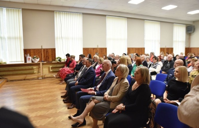 20 października świętowaliśmy Jubileusz 60-lecia Szkoły Podstawowej nr 2 w Pasłęku. Był to dla nas szczególny dzień, czas, w którym w symboliczny sposób przenieśliśmy się do chwili powstania naszej szkoły. Cieszymy się bardzo, że tak ważne dla nas wydarzenie swą obecnością uświetnili: minister Andrzej Śliwka - podsekretarz stanu w Ministerstwie Aktywów Państwowych, Burmistrz Pasłęka Pan Wiesław Śniecikowski, Przewodniczący Rady Miejskiej w Pasłęku Pan Marian Matuszczak, Starosta Powiatu Elbląskiego Pan Maciej Romanowski, wiceburmistrz Pan Marek Sarnowski, dyrektorzy i przedstawiciele instytucji oświatowych, służb mundurowych, działacze stowarzyszeń i związków zawodowych, emeryci oraz liczni absolwenci Szkoły Podstawowej nr 2 w Pasłęku.
Obchody jubileuszu rozpoczęliśmy od posadzenia drzewka przed pomnikiem patrona, Władysława Broniewskiego i przecięcia wstęgi na ławeczce upamiętniającej tę wyjątkową rocznicę. Następnie, już w auli, głos zabrała Pani Dyrektor Agnieszka Cieklińska, dzięki której wspomnienia związane z historią szkoły na nowo odżyły w pamięci zebranych. W pięknych słowach usłyszeliśmy o początkach szkoły, przypomnieliśmy sobie losy ludzi z nią związanych, ich sukcesy i zmagania, dzięki którym my dzisiaj możemy być częścią wyjątkowego miejsca, tak mocno wpisującego się w historię naszego miasta.