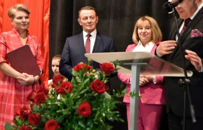 20 października świętowaliśmy Jubileusz 60-lecia Szkoły Podstawowej nr 2 w Pasłęku. Był to dla nas szczególny dzień, czas, w którym w symboliczny sposób przenieśliśmy się do chwili powstania naszej szkoły. Cieszymy się bardzo, że tak ważne dla nas wydarzenie swą obecnością uświetnili: minister Andrzej Śliwka - podsekretarz stanu w Ministerstwie Aktywów Państwowych, Burmistrz Pasłęka Pan Wiesław Śniecikowski, Przewodniczący Rady Miejskiej w Pasłęku Pan Marian Matuszczak, Starosta Powiatu Elbląskiego Pan Maciej Romanowski, wiceburmistrz Pan Marek Sarnowski, dyrektorzy i przedstawiciele instytucji oświatowych, służb mundurowych, działacze stowarzyszeń i związków zawodowych, emeryci oraz liczni absolwenci Szkoły Podstawowej nr 2 w Pasłęku.
Obchody jubileuszu rozpoczęliśmy od posadzenia drzewka przed pomnikiem patrona, Władysława Broniewskiego i przecięcia wstęgi na ławeczce upamiętniającej tę wyjątkową rocznicę. Następnie, już w auli, głos zabrała Pani Dyrektor Agnieszka Cieklińska, dzięki której wspomnienia związane z historią szkoły na nowo odżyły w pamięci zebranych. W pięknych słowach usłyszeliśmy o początkach szkoły, przypomnieliśmy sobie losy ludzi z nią związanych, ich sukcesy i zmagania, dzięki którym my dzisiaj możemy być częścią wyjątkowego miejsca, tak mocno wpisującego się w historię naszego miasta.