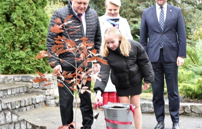 20 października świętowaliśmy Jubileusz 60-lecia Szkoły Podstawowej nr 2 w Pasłęku. Był to dla nas szczególny dzień, czas, w którym w symboliczny sposób przenieśliśmy się do chwili powstania naszej szkoły. Cieszymy się bardzo, że tak ważne dla nas wydarzenie swą obecnością uświetnili: minister Andrzej Śliwka - podsekretarz stanu w Ministerstwie Aktywów Państwowych, Burmistrz Pasłęka Pan Wiesław Śniecikowski, Przewodniczący Rady Miejskiej w Pasłęku Pan Marian Matuszczak, Starosta Powiatu Elbląskiego Pan Maciej Romanowski, wiceburmistrz Pan Marek Sarnowski, dyrektorzy i przedstawiciele instytucji oświatowych, służb mundurowych, działacze stowarzyszeń i związków zawodowych, emeryci oraz liczni absolwenci Szkoły Podstawowej nr 2 w Pasłęku.
Obchody jubileuszu rozpoczęliśmy od posadzenia drzewka przed pomnikiem patrona, Władysława Broniewskiego i przecięcia wstęgi na ławeczce upamiętniającej tę wyjątkową rocznicę. Następnie, już w auli, głos zabrała Pani Dyrektor Agnieszka Cieklińska, dzięki której wspomnienia związane z historią szkoły na nowo odżyły w pamięci zebranych. W pięknych słowach usłyszeliśmy o początkach szkoły, przypomnieliśmy sobie losy ludzi z nią związanych, ich sukcesy i zmagania, dzięki którym my dzisiaj możemy być częścią wyjątkowego miejsca, tak mocno wpisującego się w historię naszego miasta.