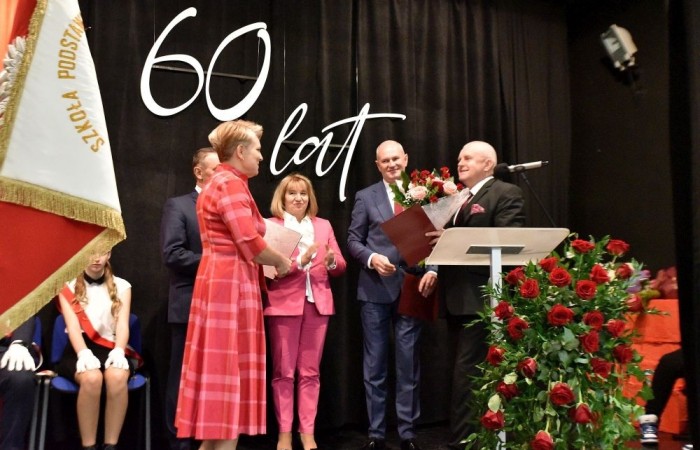 20 października świętowaliśmy Jubileusz 60-lecia Szkoły Podstawowej nr 2 w Pasłęku. Był to dla nas szczególny dzień, czas, w którym w symboliczny sposób przenieśliśmy się do chwili powstania naszej szkoły. Cieszymy się bardzo, że tak ważne dla nas wydarzenie swą obecnością uświetnili: minister Andrzej Śliwka - podsekretarz stanu w Ministerstwie Aktywów Państwowych, Burmistrz Pasłęka Pan Wiesław Śniecikowski, Przewodniczący Rady Miejskiej w Pasłęku Pan Marian Matuszczak, Starosta Powiatu Elbląskiego Pan Maciej Romanowski, wiceburmistrz Pan Marek Sarnowski, dyrektorzy i przedstawiciele instytucji oświatowych, służb mundurowych, działacze stowarzyszeń i związków zawodowych, emeryci oraz liczni absolwenci Szkoły Podstawowej nr 2 w Pasłęku.
Obchody jubileuszu rozpoczęliśmy od posadzenia drzewka przed pomnikiem patrona, Władysława Broniewskiego i przecięcia wstęgi na ławeczce upamiętniającej tę wyjątkową rocznicę. Następnie, już w auli, głos zabrała Pani Dyrektor Agnieszka Cieklińska, dzięki której wspomnienia związane z historią szkoły na nowo odżyły w pamięci zebranych. W pięknych słowach usłyszeliśmy o początkach szkoły, przypomnieliśmy sobie losy ludzi z nią związanych, ich sukcesy i zmagania, dzięki którym my dzisiaj możemy być częścią wyjątkowego miejsca, tak mocno wpisującego się w historię naszego miasta.