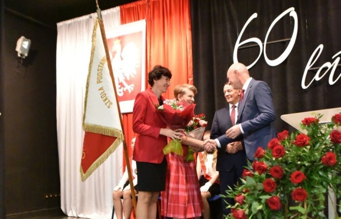 20 października świętowaliśmy Jubileusz 60-lecia Szkoły Podstawowej nr 2 w Pasłęku. Był to dla nas szczególny dzień, czas, w którym w symboliczny sposób przenieśliśmy się do chwili powstania naszej szkoły. Cieszymy się bardzo, że tak ważne dla nas wydarzenie swą obecnością uświetnili: minister Andrzej Śliwka - podsekretarz stanu w Ministerstwie Aktywów Państwowych, Burmistrz Pasłęka Pan Wiesław Śniecikowski, Przewodniczący Rady Miejskiej w Pasłęku Pan Marian Matuszczak, Starosta Powiatu Elbląskiego Pan Maciej Romanowski, wiceburmistrz Pan Marek Sarnowski, dyrektorzy i przedstawiciele instytucji oświatowych, służb mundurowych, działacze stowarzyszeń i związków zawodowych, emeryci oraz liczni absolwenci Szkoły Podstawowej nr 2 w Pasłęku.
Obchody jubileuszu rozpoczęliśmy od posadzenia drzewka przed pomnikiem patrona, Władysława Broniewskiego i przecięcia wstęgi na ławeczce upamiętniającej tę wyjątkową rocznicę. Następnie, już w auli, głos zabrała Pani Dyrektor Agnieszka Cieklińska, dzięki której wspomnienia związane z historią szkoły na nowo odżyły w pamięci zebranych. W pięknych słowach usłyszeliśmy o początkach szkoły, przypomnieliśmy sobie losy ludzi z nią związanych, ich sukcesy i zmagania, dzięki którym my dzisiaj możemy być częścią wyjątkowego miejsca, tak mocno wpisującego się w historię naszego miasta.