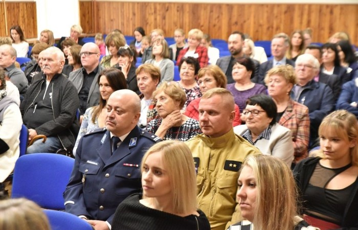 20 października świętowaliśmy Jubileusz 60-lecia Szkoły Podstawowej nr 2 w Pasłęku. Był to dla nas szczególny dzień, czas, w którym w symboliczny sposób przenieśliśmy się do chwili powstania naszej szkoły. Cieszymy się bardzo, że tak ważne dla nas wydarzenie swą obecnością uświetnili: minister Andrzej Śliwka - podsekretarz stanu w Ministerstwie Aktywów Państwowych, Burmistrz Pasłęka Pan Wiesław Śniecikowski, Przewodniczący Rady Miejskiej w Pasłęku Pan Marian Matuszczak, Starosta Powiatu Elbląskiego Pan Maciej Romanowski, wiceburmistrz Pan Marek Sarnowski, dyrektorzy i przedstawiciele instytucji oświatowych, służb mundurowych, działacze stowarzyszeń i związków zawodowych, emeryci oraz liczni absolwenci Szkoły Podstawowej nr 2 w Pasłęku.
Obchody jubileuszu rozpoczęliśmy od posadzenia drzewka przed pomnikiem patrona, Władysława Broniewskiego i przecięcia wstęgi na ławeczce upamiętniającej tę wyjątkową rocznicę. Następnie, już w auli, głos zabrała Pani Dyrektor Agnieszka Cieklińska, dzięki której wspomnienia związane z historią szkoły na nowo odżyły w pamięci zebranych. W pięknych słowach usłyszeliśmy o początkach szkoły, przypomnieliśmy sobie losy ludzi z nią związanych, ich sukcesy i zmagania, dzięki którym my dzisiaj możemy być częścią wyjątkowego miejsca, tak mocno wpisującego się w historię naszego miasta.