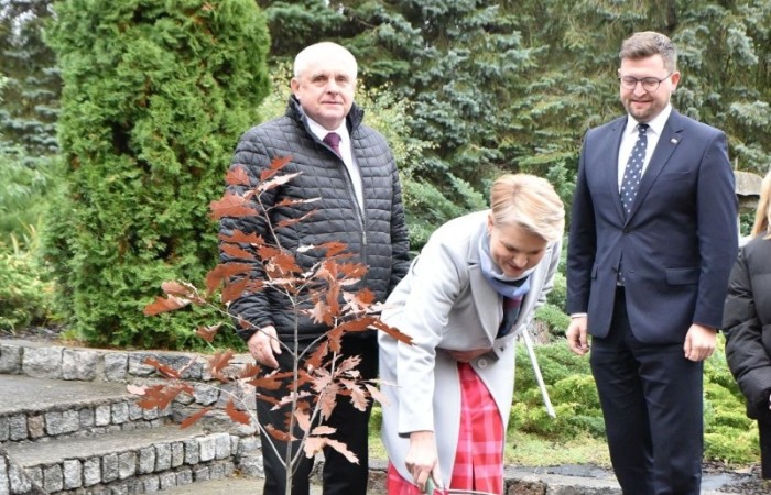 20 października świętowaliśmy Jubileusz 60-lecia Szkoły Podstawowej nr 2 w Pasłęku. Był to dla nas szczególny dzień, czas, w którym w symboliczny sposób przenieśliśmy się do chwili powstania naszej szkoły. Cieszymy się bardzo, że tak ważne dla nas wydarzenie swą obecnością uświetnili: minister Andrzej Śliwka - podsekretarz stanu w Ministerstwie Aktywów Państwowych, Burmistrz Pasłęka Pan Wiesław Śniecikowski, Przewodniczący Rady Miejskiej w Pasłęku Pan Marian Matuszczak, Starosta Powiatu Elbląskiego Pan Maciej Romanowski, wiceburmistrz Pan Marek Sarnowski, dyrektorzy i przedstawiciele instytucji oświatowych, służb mundurowych, działacze stowarzyszeń i związków zawodowych, emeryci oraz liczni absolwenci Szkoły Podstawowej nr 2 w Pasłęku.
Obchody jubileuszu rozpoczęliśmy od posadzenia drzewka przed pomnikiem patrona, Władysława Broniewskiego i przecięcia wstęgi na ławeczce upamiętniającej tę wyjątkową rocznicę. Następnie, już w auli, głos zabrała Pani Dyrektor Agnieszka Cieklińska, dzięki której wspomnienia związane z historią szkoły na nowo odżyły w pamięci zebranych. W pięknych słowach usłyszeliśmy o początkach szkoły, przypomnieliśmy sobie losy ludzi z nią związanych, ich sukcesy i zmagania, dzięki którym my dzisiaj możemy być częścią wyjątkowego miejsca, tak mocno wpisującego się w historię naszego miasta.