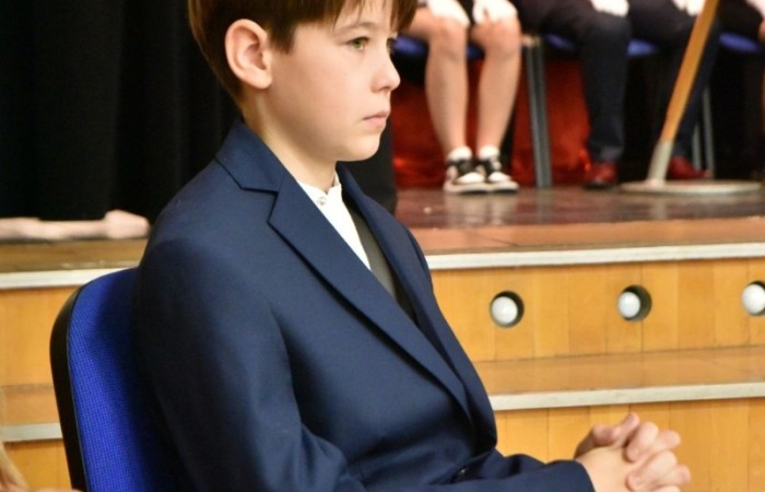 20 października świętowaliśmy Jubileusz 60-lecia Szkoły Podstawowej nr 2 w Pasłęku. Był to dla nas szczególny dzień, czas, w którym w symboliczny sposób przenieśliśmy się do chwili powstania naszej szkoły. Cieszymy się bardzo, że tak ważne dla nas wydarzenie swą obecnością uświetnili: minister Andrzej Śliwka - podsekretarz stanu w Ministerstwie Aktywów Państwowych, Burmistrz Pasłęka Pan Wiesław Śniecikowski, Przewodniczący Rady Miejskiej w Pasłęku Pan Marian Matuszczak, Starosta Powiatu Elbląskiego Pan Maciej Romanowski, wiceburmistrz Pan Marek Sarnowski, dyrektorzy i przedstawiciele instytucji oświatowych, służb mundurowych, działacze stowarzyszeń i związków zawodowych, emeryci oraz liczni absolwenci Szkoły Podstawowej nr 2 w Pasłęku.
Obchody jubileuszu rozpoczęliśmy od posadzenia drzewka przed pomnikiem patrona, Władysława Broniewskiego i przecięcia wstęgi na ławeczce upamiętniającej tę wyjątkową rocznicę. Następnie, już w auli, głos zabrała Pani Dyrektor Agnieszka Cieklińska, dzięki której wspomnienia związane z historią szkoły na nowo odżyły w pamięci zebranych. W pięknych słowach usłyszeliśmy o początkach szkoły, przypomnieliśmy sobie losy ludzi z nią związanych, ich sukcesy i zmagania, dzięki którym my dzisiaj możemy być częścią wyjątkowego miejsca, tak mocno wpisującego się w historię naszego miasta.