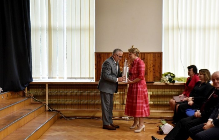 20 października świętowaliśmy Jubileusz 60-lecia Szkoły Podstawowej nr 2 w Pasłęku. Był to dla nas szczególny dzień, czas, w którym w symboliczny sposób przenieśliśmy się do chwili powstania naszej szkoły. Cieszymy się bardzo, że tak ważne dla nas wydarzenie swą obecnością uświetnili: minister Andrzej Śliwka - podsekretarz stanu w Ministerstwie Aktywów Państwowych, Burmistrz Pasłęka Pan Wiesław Śniecikowski, Przewodniczący Rady Miejskiej w Pasłęku Pan Marian Matuszczak, Starosta Powiatu Elbląskiego Pan Maciej Romanowski, wiceburmistrz Pan Marek Sarnowski, dyrektorzy i przedstawiciele instytucji oświatowych, służb mundurowych, działacze stowarzyszeń i związków zawodowych, emeryci oraz liczni absolwenci Szkoły Podstawowej nr 2 w Pasłęku.
Obchody jubileuszu rozpoczęliśmy od posadzenia drzewka przed pomnikiem patrona, Władysława Broniewskiego i przecięcia wstęgi na ławeczce upamiętniającej tę wyjątkową rocznicę. Następnie, już w auli, głos zabrała Pani Dyrektor Agnieszka Cieklińska, dzięki której wspomnienia związane z historią szkoły na nowo odżyły w pamięci zebranych. W pięknych słowach usłyszeliśmy o początkach szkoły, przypomnieliśmy sobie losy ludzi z nią związanych, ich sukcesy i zmagania, dzięki którym my dzisiaj możemy być częścią wyjątkowego miejsca, tak mocno wpisującego się w historię naszego miasta.