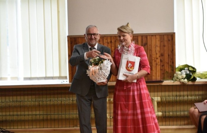 20 października świętowaliśmy Jubileusz 60-lecia Szkoły Podstawowej nr 2 w Pasłęku. Był to dla nas szczególny dzień, czas, w którym w symboliczny sposób przenieśliśmy się do chwili powstania naszej szkoły. Cieszymy się bardzo, że tak ważne dla nas wydarzenie swą obecnością uświetnili: minister Andrzej Śliwka - podsekretarz stanu w Ministerstwie Aktywów Państwowych, Burmistrz Pasłęka Pan Wiesław Śniecikowski, Przewodniczący Rady Miejskiej w Pasłęku Pan Marian Matuszczak, Starosta Powiatu Elbląskiego Pan Maciej Romanowski, wiceburmistrz Pan Marek Sarnowski, dyrektorzy i przedstawiciele instytucji oświatowych, służb mundurowych, działacze stowarzyszeń i związków zawodowych, emeryci oraz liczni absolwenci Szkoły Podstawowej nr 2 w Pasłęku.
Obchody jubileuszu rozpoczęliśmy od posadzenia drzewka przed pomnikiem patrona, Władysława Broniewskiego i przecięcia wstęgi na ławeczce upamiętniającej tę wyjątkową rocznicę. Następnie, już w auli, głos zabrała Pani Dyrektor Agnieszka Cieklińska, dzięki której wspomnienia związane z historią szkoły na nowo odżyły w pamięci zebranych. W pięknych słowach usłyszeliśmy o początkach szkoły, przypomnieliśmy sobie losy ludzi z nią związanych, ich sukcesy i zmagania, dzięki którym my dzisiaj możemy być częścią wyjątkowego miejsca, tak mocno wpisującego się w historię naszego miasta.