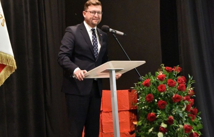 20 października świętowaliśmy Jubileusz 60-lecia Szkoły Podstawowej nr 2 w Pasłęku. Był to dla nas szczególny dzień, czas, w którym w symboliczny sposób przenieśliśmy się do chwili powstania naszej szkoły. Cieszymy się bardzo, że tak ważne dla nas wydarzenie swą obecnością uświetnili: minister Andrzej Śliwka - podsekretarz stanu w Ministerstwie Aktywów Państwowych, Burmistrz Pasłęka Pan Wiesław Śniecikowski, Przewodniczący Rady Miejskiej w Pasłęku Pan Marian Matuszczak, Starosta Powiatu Elbląskiego Pan Maciej Romanowski, wiceburmistrz Pan Marek Sarnowski, dyrektorzy i przedstawiciele instytucji oświatowych, służb mundurowych, działacze stowarzyszeń i związków zawodowych, emeryci oraz liczni absolwenci Szkoły Podstawowej nr 2 w Pasłęku.
Obchody jubileuszu rozpoczęliśmy od posadzenia drzewka przed pomnikiem patrona, Władysława Broniewskiego i przecięcia wstęgi na ławeczce upamiętniającej tę wyjątkową rocznicę. Następnie, już w auli, głos zabrała Pani Dyrektor Agnieszka Cieklińska, dzięki której wspomnienia związane z historią szkoły na nowo odżyły w pamięci zebranych. W pięknych słowach usłyszeliśmy o początkach szkoły, przypomnieliśmy sobie losy ludzi z nią związanych, ich sukcesy i zmagania, dzięki którym my dzisiaj możemy być częścią wyjątkowego miejsca, tak mocno wpisującego się w historię naszego miasta.