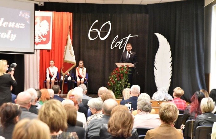 20 października świętowaliśmy Jubileusz 60-lecia Szkoły Podstawowej nr 2 w Pasłęku. Był to dla nas szczególny dzień, czas, w którym w symboliczny sposób przenieśliśmy się do chwili powstania naszej szkoły. Cieszymy się bardzo, że tak ważne dla nas wydarzenie swą obecnością uświetnili: minister Andrzej Śliwka - podsekretarz stanu w Ministerstwie Aktywów Państwowych, Burmistrz Pasłęka Pan Wiesław Śniecikowski, Przewodniczący Rady Miejskiej w Pasłęku Pan Marian Matuszczak, Starosta Powiatu Elbląskiego Pan Maciej Romanowski, wiceburmistrz Pan Marek Sarnowski, dyrektorzy i przedstawiciele instytucji oświatowych, służb mundurowych, działacze stowarzyszeń i związków zawodowych, emeryci oraz liczni absolwenci Szkoły Podstawowej nr 2 w Pasłęku.
Obchody jubileuszu rozpoczęliśmy od posadzenia drzewka przed pomnikiem patrona, Władysława Broniewskiego i przecięcia wstęgi na ławeczce upamiętniającej tę wyjątkową rocznicę. Następnie, już w auli, głos zabrała Pani Dyrektor Agnieszka Cieklińska, dzięki której wspomnienia związane z historią szkoły na nowo odżyły w pamięci zebranych. W pięknych słowach usłyszeliśmy o początkach szkoły, przypomnieliśmy sobie losy ludzi z nią związanych, ich sukcesy i zmagania, dzięki którym my dzisiaj możemy być częścią wyjątkowego miejsca, tak mocno wpisującego się w historię naszego miasta.