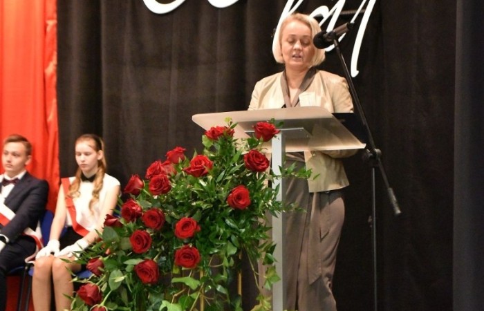 20 października świętowaliśmy Jubileusz 60-lecia Szkoły Podstawowej nr 2 w Pasłęku. Był to dla nas szczególny dzień, czas, w którym w symboliczny sposób przenieśliśmy się do chwili powstania naszej szkoły. Cieszymy się bardzo, że tak ważne dla nas wydarzenie swą obecnością uświetnili: minister Andrzej Śliwka - podsekretarz stanu w Ministerstwie Aktywów Państwowych, Burmistrz Pasłęka Pan Wiesław Śniecikowski, Przewodniczący Rady Miejskiej w Pasłęku Pan Marian Matuszczak, Starosta Powiatu Elbląskiego Pan Maciej Romanowski, wiceburmistrz Pan Marek Sarnowski, dyrektorzy i przedstawiciele instytucji oświatowych, służb mundurowych, działacze stowarzyszeń i związków zawodowych, emeryci oraz liczni absolwenci Szkoły Podstawowej nr 2 w Pasłęku.
Obchody jubileuszu rozpoczęliśmy od posadzenia drzewka przed pomnikiem patrona, Władysława Broniewskiego i przecięcia wstęgi na ławeczce upamiętniającej tę wyjątkową rocznicę. Następnie, już w auli, głos zabrała Pani Dyrektor Agnieszka Cieklińska, dzięki której wspomnienia związane z historią szkoły na nowo odżyły w pamięci zebranych. W pięknych słowach usłyszeliśmy o początkach szkoły, przypomnieliśmy sobie losy ludzi z nią związanych, ich sukcesy i zmagania, dzięki którym my dzisiaj możemy być częścią wyjątkowego miejsca, tak mocno wpisującego się w historię naszego miasta.