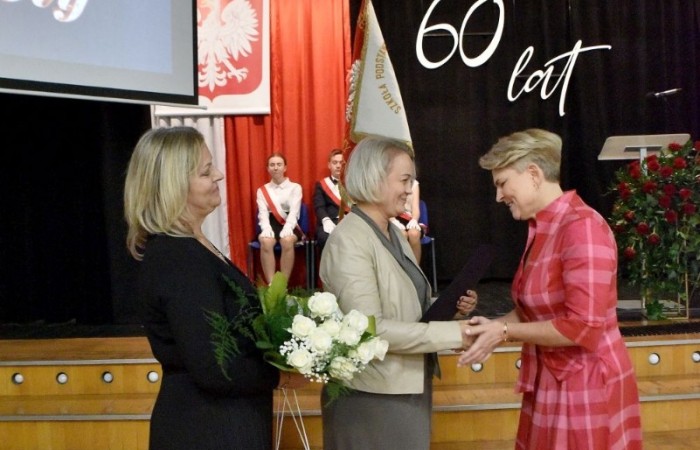 20 października świętowaliśmy Jubileusz 60-lecia Szkoły Podstawowej nr 2 w Pasłęku. Był to dla nas szczególny dzień, czas, w którym w symboliczny sposób przenieśliśmy się do chwili powstania naszej szkoły. Cieszymy się bardzo, że tak ważne dla nas wydarzenie swą obecnością uświetnili: minister Andrzej Śliwka - podsekretarz stanu w Ministerstwie Aktywów Państwowych, Burmistrz Pasłęka Pan Wiesław Śniecikowski, Przewodniczący Rady Miejskiej w Pasłęku Pan Marian Matuszczak, Starosta Powiatu Elbląskiego Pan Maciej Romanowski, wiceburmistrz Pan Marek Sarnowski, dyrektorzy i przedstawiciele instytucji oświatowych, służb mundurowych, działacze stowarzyszeń i związków zawodowych, emeryci oraz liczni absolwenci Szkoły Podstawowej nr 2 w Pasłęku.
Obchody jubileuszu rozpoczęliśmy od posadzenia drzewka przed pomnikiem patrona, Władysława Broniewskiego i przecięcia wstęgi na ławeczce upamiętniającej tę wyjątkową rocznicę. Następnie, już w auli, głos zabrała Pani Dyrektor Agnieszka Cieklińska, dzięki której wspomnienia związane z historią szkoły na nowo odżyły w pamięci zebranych. W pięknych słowach usłyszeliśmy o początkach szkoły, przypomnieliśmy sobie losy ludzi z nią związanych, ich sukcesy i zmagania, dzięki którym my dzisiaj możemy być częścią wyjątkowego miejsca, tak mocno wpisującego się w historię naszego miasta.