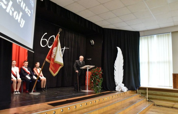 Rok 1963, czas powstania placówki, jednej z pierwszych wybudowanych z okazji 1000-lecia Państwa Polskiego, stał się przez chwilę realną częścią przeżyć kilku pokoleń zebranych w szkolnej auli gości także dzięki, m.in. wystąpieniu Pana Juliana Baka, jednego z pierwszych nauczycieli placówki oraz wspomnieniom absolwentów szkoły.