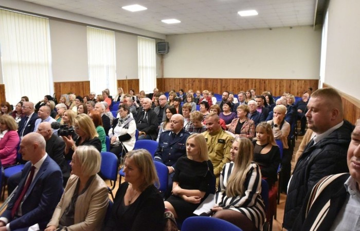 Rok 1963, czas powstania placówki, jednej z pierwszych wybudowanych z okazji 1000-lecia Państwa Polskiego, stał się przez chwilę realną częścią przeżyć kilku pokoleń zebranych w szkolnej auli gości także dzięki, m.in. wystąpieniu Pana Juliana Baka, jednego z pierwszych nauczycieli placówki oraz wspomnieniom absolwentów szkoły.