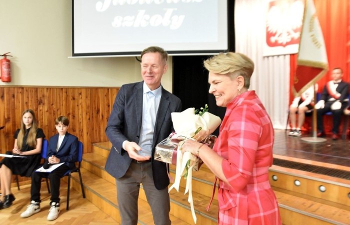 20 października świętowaliśmy Jubileusz 60-lecia Szkoły Podstawowej nr 2 w Pasłęku. Był to dla nas szczególny dzień, czas, w którym w symboliczny sposób przenieśliśmy się do chwili powstania naszej szkoły. Cieszymy się bardzo, że tak ważne dla nas wydarzenie swą obecnością uświetnili: minister Andrzej Śliwka - podsekretarz stanu w Ministerstwie Aktywów Państwowych, Burmistrz Pasłęka Pan Wiesław Śniecikowski, Przewodniczący Rady Miejskiej w Pasłęku Pan Marian Matuszczak, Starosta Powiatu Elbląskiego Pan Maciej Romanowski, wiceburmistrz Pan Marek Sarnowski, dyrektorzy i przedstawiciele instytucji oświatowych, służb mundurowych, działacze stowarzyszeń i związków zawodowych, emeryci oraz liczni absolwenci Szkoły Podstawowej nr 2 w Pasłęku.
Obchody jubileuszu rozpoczęliśmy od posadzenia drzewka przed pomnikiem patrona, Władysława Broniewskiego i przecięcia wstęgi na ławeczce upamiętniającej tę wyjątkową rocznicę. Następnie, już w auli, głos zabrała Pani Dyrektor Agnieszka Cieklińska, dzięki której wspomnienia związane z historią szkoły na nowo odżyły w pamięci zebranych. W pięknych słowach usłyszeliśmy o początkach szkoły, przypomnieliśmy sobie losy ludzi z nią związanych, ich sukcesy i zmagania, dzięki którym my dzisiaj możemy być częścią wyjątkowego miejsca, tak mocno wpisującego się w historię naszego miasta.