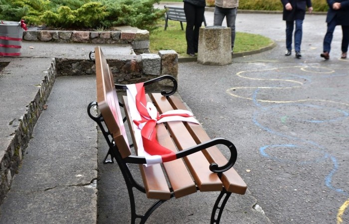 20 października świętowaliśmy Jubileusz 60-lecia Szkoły Podstawowej nr 2 w Pasłęku. Był to dla nas szczególny dzień, czas, w którym w symboliczny sposób przenieśliśmy się do chwili powstania naszej szkoły. Cieszymy się bardzo, że tak ważne dla nas wydarzenie swą obecnością uświetnili: minister Andrzej Śliwka - podsekretarz stanu w Ministerstwie Aktywów Państwowych, Burmistrz Pasłęka Pan Wiesław Śniecikowski, Przewodniczący Rady Miejskiej w Pasłęku Pan Marian Matuszczak, Starosta Powiatu Elbląskiego Pan Maciej Romanowski, wiceburmistrz Pan Marek Sarnowski, dyrektorzy i przedstawiciele instytucji oświatowych, służb mundurowych, działacze stowarzyszeń i związków zawodowych, emeryci oraz liczni absolwenci Szkoły Podstawowej nr 2 w Pasłęku.
Obchody jubileuszu rozpoczęliśmy od posadzenia drzewka przed pomnikiem patrona, Władysława Broniewskiego i przecięcia wstęgi na ławeczce upamiętniającej tę wyjątkową rocznicę. Następnie, już w auli, głos zabrała Pani Dyrektor Agnieszka Cieklińska, dzięki której wspomnienia związane z historią szkoły na nowo odżyły w pamięci zebranych. W pięknych słowach usłyszeliśmy o początkach szkoły, przypomnieliśmy sobie losy ludzi z nią związanych, ich sukcesy i zmagania, dzięki którym my dzisiaj możemy być częścią wyjątkowego miejsca, tak mocno wpisującego się w historię naszego miasta.