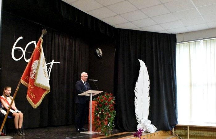 20 października świętowaliśmy Jubileusz 60-lecia Szkoły Podstawowej nr 2 w Pasłęku. Był to dla nas szczególny dzień, czas, w którym w symboliczny sposób przenieśliśmy się do chwili powstania naszej szkoły. Cieszymy się bardzo, że tak ważne dla nas wydarzenie swą obecnością uświetnili: minister Andrzej Śliwka - podsekretarz stanu w Ministerstwie Aktywów Państwowych, Burmistrz Pasłęka Pan Wiesław Śniecikowski, Przewodniczący Rady Miejskiej w Pasłęku Pan Marian Matuszczak, Starosta Powiatu Elbląskiego Pan Maciej Romanowski, wiceburmistrz Pan Marek Sarnowski, dyrektorzy i przedstawiciele instytucji oświatowych, służb mundurowych, działacze stowarzyszeń i związków zawodowych, emeryci oraz liczni absolwenci Szkoły Podstawowej nr 2 w Pasłęku.
Obchody jubileuszu rozpoczęliśmy od posadzenia drzewka przed pomnikiem patrona, Władysława Broniewskiego i przecięcia wstęgi na ławeczce upamiętniającej tę wyjątkową rocznicę. Następnie, już w auli, głos zabrała Pani Dyrektor Agnieszka Cieklińska, dzięki której wspomnienia związane z historią szkoły na nowo odżyły w pamięci zebranych. W pięknych słowach usłyszeliśmy o początkach szkoły, przypomnieliśmy sobie losy ludzi z nią związanych, ich sukcesy i zmagania, dzięki którym my dzisiaj możemy być częścią wyjątkowego miejsca, tak mocno wpisującego się w historię naszego miasta.