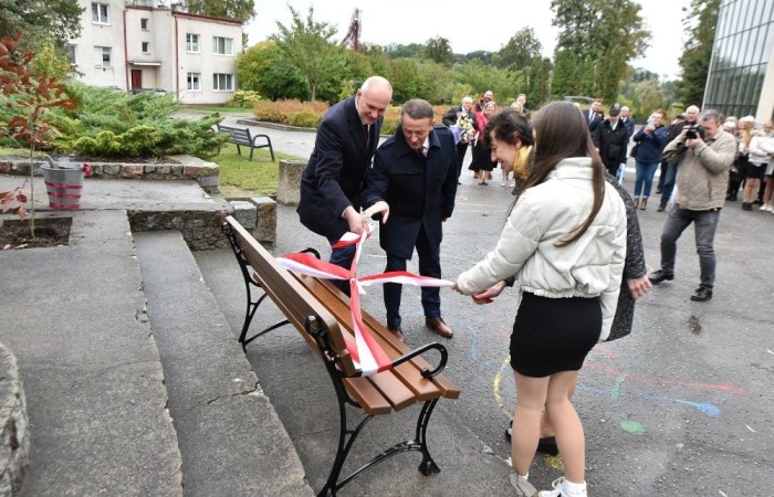 20 października świętowaliśmy Jubileusz 60-lecia Szkoły Podstawowej nr 2 w Pasłęku. Był to dla nas szczególny dzień, czas, w którym w symboliczny sposób przenieśliśmy się do chwili powstania naszej szkoły. Cieszymy się bardzo, że tak ważne dla nas wydarzenie swą obecnością uświetnili: minister Andrzej Śliwka - podsekretarz stanu w Ministerstwie Aktywów Państwowych, Burmistrz Pasłęka Pan Wiesław Śniecikowski, Przewodniczący Rady Miejskiej w Pasłęku Pan Marian Matuszczak, Starosta Powiatu Elbląskiego Pan Maciej Romanowski, wiceburmistrz Pan Marek Sarnowski, dyrektorzy i przedstawiciele instytucji oświatowych, służb mundurowych, działacze stowarzyszeń i związków zawodowych, emeryci oraz liczni absolwenci Szkoły Podstawowej nr 2 w Pasłęku.
Obchody jubileuszu rozpoczęliśmy od posadzenia drzewka przed pomnikiem patrona, Władysława Broniewskiego i przecięcia wstęgi na ławeczce upamiętniającej tę wyjątkową rocznicę. Następnie, już w auli, głos zabrała Pani Dyrektor Agnieszka Cieklińska, dzięki której wspomnienia związane z historią szkoły na nowo odżyły w pamięci zebranych. W pięknych słowach usłyszeliśmy o początkach szkoły, przypomnieliśmy sobie losy ludzi z nią związanych, ich sukcesy i zmagania, dzięki którym my dzisiaj możemy być częścią wyjątkowego miejsca, tak mocno wpisującego się w historię naszego miasta.