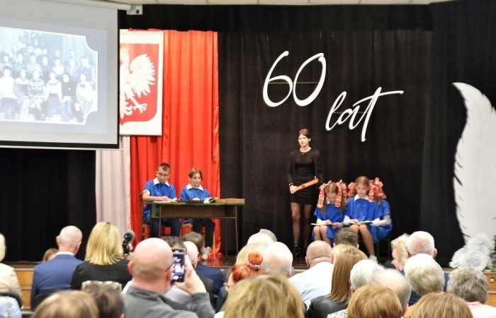 Losy naszej “Dwójki” ukazali również uczniowie w przygotowanej przez nich części artystycznej pod kierunkiem Pani Danuty Szczesnej. Nasi młodzi artyści w humorystycznych scenkach przenieśli nas, m.in. do czasów dyscypliny, ukazując zwyczaje szkoły, przedsięwzięcia jakim była dobudowa szkolnej stołówki z oddziałami przedszkolnymi oraz trudnego okresu w życiu nas wszystkich – pandemii. Zwieńczeniem przedstawienia stała się prezentacja multimedialna przygotowana przez Panią Marzenę Szymańską, ukazująca między innymi kadrę obecnych pedagogów oraz pracowników administracji i obsługi naszej szkoły.