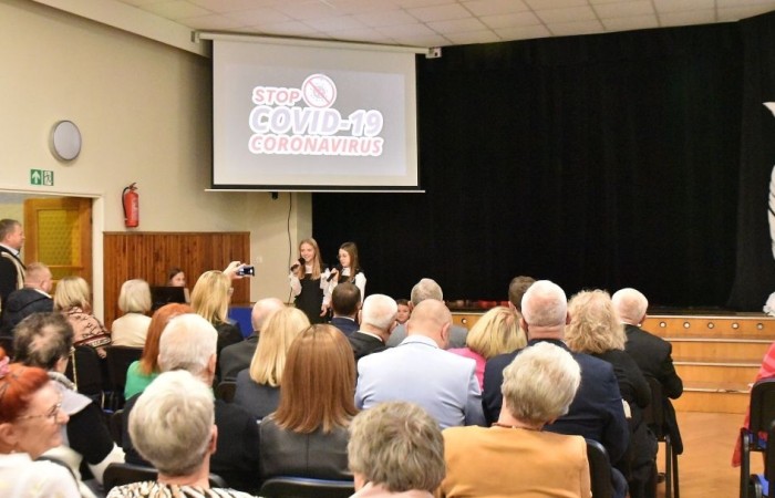 Losy naszej “Dwójki” ukazali również uczniowie w przygotowanej przez nich części artystycznej pod kierunkiem Pani Danuty Szczesnej. Nasi młodzi artyści w humorystycznych scenkach przenieśli nas, m.in. do czasów dyscypliny, ukazując zwyczaje szkoły, przedsięwzięcia jakim była dobudowa szkolnej stołówki z oddziałami przedszkolnymi oraz trudnego okresu w życiu nas wszystkich – pandemii. Zwieńczeniem przedstawienia stała się prezentacja multimedialna przygotowana przez Panią Marzenę Szymańską, ukazująca między innymi kadrę obecnych pedagogów oraz pracowników administracji i obsługi naszej szkoły.