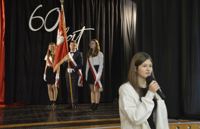 30 października w naszej szkole odbyło się uroczyste zaprzysiężenie Samorządu Uczniowskiego w składzie: Kaja Buska - przewodnicząca, Oliwia Kruk - zastępca  oraz Michalina Bejmert - sekretarz.
Uczennice na sztandar szkoły przyrzekły:
- nie zawieść zaufania koleżanek i kolegów,
- godnie pełnić powierzone zaszczytne funkcje,
- sumiennie wypełniać obowiązki i pracować dla dobra całej społeczności szkolnej,
- w swej pracy uwzględniać słuszne życzenia i propozycje koleżanek i kolegów,
- pomagać dyrekcji, nauczycielom i wychowawcom w organizowaniu życia szkolnego,
- godnie reprezentować szkołę,
- podtrzymywać piękne tradycje szkoły,
- nie nadużywać uprawnień i postępować zgodnie z kodeksem moralnym.
Po wyprowadzeniu sztandaru do zebranych przemówiła przewodnicząca, która podziękowała za oddane głosy i poinformowała, że dołoży wszelkich starań, by złożone przez nią obietnice wyborcze zostały zrealizowane.
Na koniec głos zabrała również pani dyrektor Agnieszka Cieklińska, która podkreśliła jak wielka odpowiedzialność spoczywa na tych, którzy są reprezentantami całej społeczności szkolnej, a także przypomniała jak ważną rolę w szkole odgrywa Samorząd Uczniowski.
