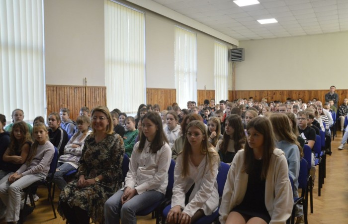 30 października w naszej szkole odbyło się uroczyste zaprzysiężenie Samorządu Uczniowskiego w składzie: Kaja Buska - przewodnicząca, Oliwia Kruk - zastępca  oraz Michalina Bejmert - sekretarz.
Uczennice na sztandar szkoły przyrzekły:
- nie zawieść zaufania koleżanek i kolegów,
- godnie pełnić powierzone zaszczytne funkcje,
- sumiennie wypełniać obowiązki i pracować dla dobra całej społeczności szkolnej,
- w swej pracy uwzględniać słuszne życzenia i propozycje koleżanek i kolegów,
- pomagać dyrekcji, nauczycielom i wychowawcom w organizowaniu życia szkolnego,
- godnie reprezentować szkołę,
- podtrzymywać piękne tradycje szkoły,
- nie nadużywać uprawnień i postępować zgodnie z kodeksem moralnym.
Po wyprowadzeniu sztandaru do zebranych przemówiła przewodnicząca, która podziękowała za oddane głosy i poinformowała, że dołoży wszelkich starań, by złożone przez nią obietnice wyborcze zostały zrealizowane.
Na koniec głos zabrała również pani dyrektor Agnieszka Cieklińska, która podkreśliła jak wielka odpowiedzialność spoczywa na tych, którzy są reprezentantami całej społeczności szkolnej, a także przypomniała jak ważną rolę w szkole odgrywa Samorząd Uczniowski.
