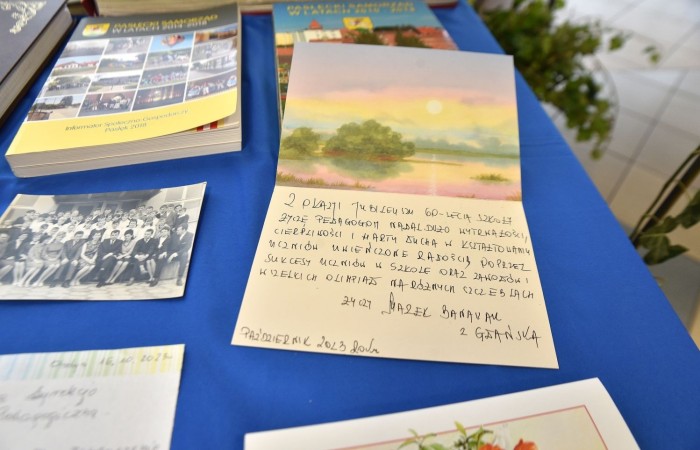 Popołudnie z “Dwójką” to czas, kiedy szkoła w dniu jubileuszu była otwarta dla absolwentów i rodziców. Licznie odwiedzający nas goście mogli uczestniczyć w “Turnieju wiedzy o szkole”, obejrzeć wystawy zdjęć przybliżających historię szkoły oraz prac plastycznych i graficznych przygotowanych specjalnie na tę okazję przez uczniów. Spacer po “Dwójce” urozmaiciły sympatykom szkoły wystawy kronik szkolnych. W organizację tak ważnego przedsięwzięcia włączyły się również panie ze stowarzyszenia “Przyjaciele Pasłęckiej Dwójki”, które  prowadziły kawiarenkę z pysznymi ciastami przygotowanymi przez rodziców i panie ze “Stowarzyszenia na Rzecz Rozwoju Wsi Aniołowo” serwujące świeżo pieczone ruchańce, domowy chleb ze smalcem i ogórkami. 
O atmosferę wieczoru zadbali absolwenci, którzy zaprezentowali swoje talenty. Czas pobytu w szkole umilała muzyka w wykonaniu młodzieżowego zespołu “The Moon” w składzie: Amelia Szczesna, Szymon Malczewski Bartosz Deroszewski.
Serca wszystkich odwiedzających podbił w koncercie “Jak za dawnych lat” zespół ’’Knitter`s jazz band” w składzie: Roman Apoloniusz Knitter - gitara i wokal, Wojciech Szewczyński - perkusja oraz na gitarze basowej absolwent naszej szkoły, który uczył się tu w latach 1963-1965 - Stanisław Żylis.
Wszystkim, którzy przyczynili się do tego, aby popołudniowe spotkania  odwiedzających nas gości upłynęły w miłej atmosferze, składamy serdeczne podziękowania :)