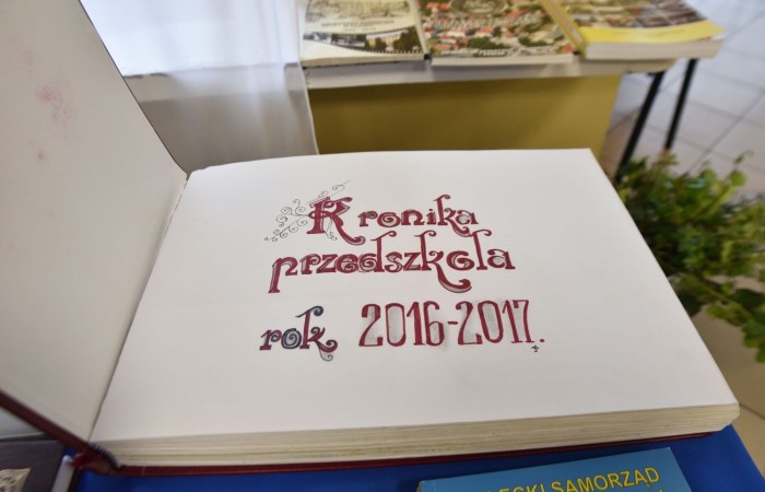 Popołudnie z “Dwójką” to czas, kiedy szkoła w dniu jubileuszu była otwarta dla absolwentów i rodziców. Licznie odwiedzający nas goście mogli uczestniczyć w “Turnieju wiedzy o szkole”, obejrzeć wystawy zdjęć przybliżających historię szkoły oraz prac plastycznych i graficznych przygotowanych specjalnie na tę okazję przez uczniów. Spacer po “Dwójce” urozmaiciły sympatykom szkoły wystawy kronik szkolnych. W organizację tak ważnego przedsięwzięcia włączyły się również panie ze stowarzyszenia “Przyjaciele Pasłęckiej Dwójki”, które  prowadziły kawiarenkę z pysznymi ciastami przygotowanymi przez rodziców i panie ze “Stowarzyszenia na Rzecz Rozwoju Wsi Aniołowo” serwujące świeżo pieczone ruchańce, domowy chleb ze smalcem i ogórkami. 
O atmosferę wieczoru zadbali absolwenci, którzy zaprezentowali swoje talenty. Czas pobytu w szkole umilała muzyka w wykonaniu młodzieżowego zespołu “The Moon” w składzie: Amelia Szczesna, Szymon Malczewski Bartosz Deroszewski.
Serca wszystkich odwiedzających podbił w koncercie “Jak za dawnych lat” zespół ’’Knitter`s jazz band” w składzie: Roman Apoloniusz Knitter - gitara i wokal, Wojciech Szewczyński - perkusja oraz na gitarze basowej absolwent naszej szkoły, który uczył się tu w latach 1963-1965 - Stanisław Żylis.
Wszystkim, którzy przyczynili się do tego, aby popołudniowe spotkania  odwiedzających nas gości upłynęły w miłej atmosferze, składamy serdeczne podziękowania :)