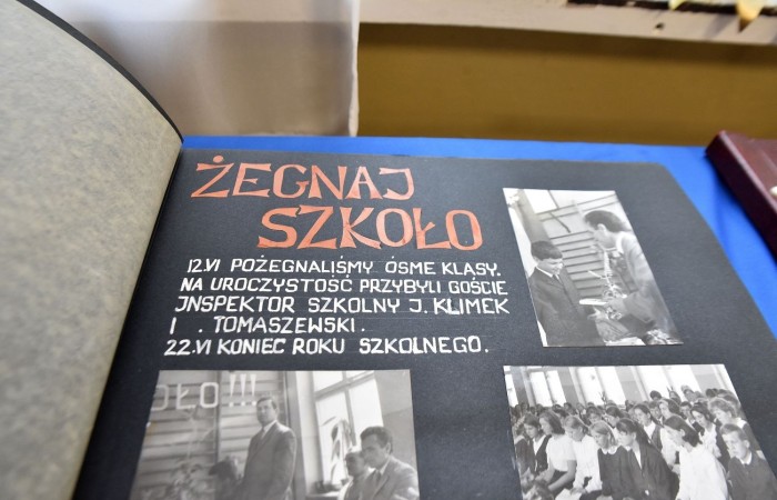 Popołudnie z “Dwójką” to czas, kiedy szkoła w dniu jubileuszu była otwarta dla absolwentów i rodziców. Licznie odwiedzający nas goście mogli uczestniczyć w “Turnieju wiedzy o szkole”, obejrzeć wystawy zdjęć przybliżających historię szkoły oraz prac plastycznych i graficznych przygotowanych specjalnie na tę okazję przez uczniów. Spacer po “Dwójce” urozmaiciły sympatykom szkoły wystawy kronik szkolnych. W organizację tak ważnego przedsięwzięcia włączyły się również panie ze stowarzyszenia “Przyjaciele Pasłęckiej Dwójki”, które  prowadziły kawiarenkę z pysznymi ciastami przygotowanymi przez rodziców i panie ze “Stowarzyszenia na Rzecz Rozwoju Wsi Aniołowo” serwujące świeżo pieczone ruchańce, domowy chleb ze smalcem i ogórkami. 
O atmosferę wieczoru zadbali absolwenci, którzy zaprezentowali swoje talenty. Czas pobytu w szkole umilała muzyka w wykonaniu młodzieżowego zespołu “The Moon” w składzie: Amelia Szczesna, Szymon Malczewski Bartosz Deroszewski.
Serca wszystkich odwiedzających podbił w koncercie “Jak za dawnych lat” zespół ’’Knitter`s jazz band” w składzie: Roman Apoloniusz Knitter - gitara i wokal, Wojciech Szewczyński - perkusja oraz na gitarze basowej absolwent naszej szkoły, który uczył się tu w latach 1963-1965 - Stanisław Żylis.
Wszystkim, którzy przyczynili się do tego, aby popołudniowe spotkania  odwiedzających nas gości upłynęły w miłej atmosferze, składamy serdeczne podziękowania :)