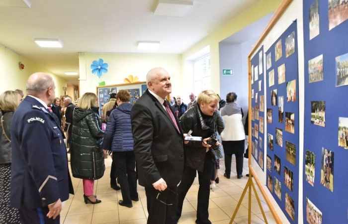 Popołudnie z “Dwójką” to czas, kiedy szkoła w dniu jubileuszu była otwarta dla absolwentów i rodziców. Licznie odwiedzający nas goście mogli uczestniczyć w “Turnieju wiedzy o szkole”, obejrzeć wystawy zdjęć przybliżających historię szkoły oraz prac plastycznych i graficznych przygotowanych specjalnie na tę okazję przez uczniów. Spacer po “Dwójce” urozmaiciły sympatykom szkoły wystawy kronik szkolnych. W organizację tak ważnego przedsięwzięcia włączyły się również panie ze stowarzyszenia “Przyjaciele Pasłęckiej Dwójki”, które  prowadziły kawiarenkę z pysznymi ciastami przygotowanymi przez rodziców i panie ze “Stowarzyszenia na Rzecz Rozwoju Wsi Aniołowo” serwujące świeżo pieczone ruchańce, domowy chleb ze smalcem i ogórkami. 
O atmosferę wieczoru zadbali absolwenci, którzy zaprezentowali swoje talenty. Czas pobytu w szkole umilała muzyka w wykonaniu młodzieżowego zespołu “The Moon” w składzie: Amelia Szczesna, Szymon Malczewski Bartosz Deroszewski.
Serca wszystkich odwiedzających podbił w koncercie “Jak za dawnych lat” zespół ’’Knitter`s jazz band” w składzie: Roman Apoloniusz Knitter - gitara i wokal, Wojciech Szewczyński - perkusja oraz na gitarze basowej absolwent naszej szkoły, który uczył się tu w latach 1963-1965 - Stanisław Żylis.
Wszystkim, którzy przyczynili się do tego, aby popołudniowe spotkania  odwiedzających nas gości upłynęły w miłej atmosferze, składamy serdeczne podziękowania :)