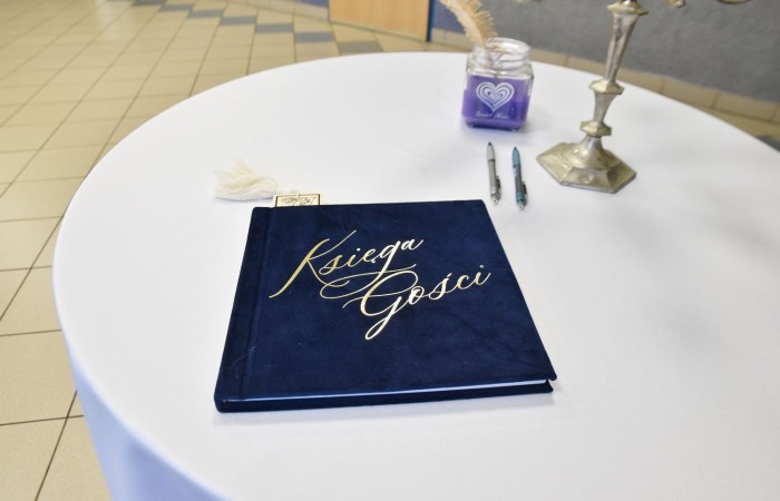 Popołudnie z “Dwójką” to czas, kiedy szkoła w dniu jubileuszu była otwarta dla absolwentów i rodziców. Licznie odwiedzający nas goście mogli uczestniczyć w “Turnieju wiedzy o szkole”, obejrzeć wystawy zdjęć przybliżających historię szkoły oraz prac plastycznych i graficznych przygotowanych specjalnie na tę okazję przez uczniów. Spacer po “Dwójce” urozmaiciły sympatykom szkoły wystawy kronik szkolnych. W organizację tak ważnego przedsięwzięcia włączyły się również panie ze stowarzyszenia “Przyjaciele Pasłęckiej Dwójki”, które  prowadziły kawiarenkę z pysznymi ciastami przygotowanymi przez rodziców i panie ze “Stowarzyszenia na Rzecz Rozwoju Wsi Aniołowo” serwujące świeżo pieczone ruchańce, domowy chleb ze smalcem i ogórkami. 
O atmosferę wieczoru zadbali absolwenci, którzy zaprezentowali swoje talenty. Czas pobytu w szkole umilała muzyka w wykonaniu młodzieżowego zespołu “The Moon” w składzie: Amelia Szczesna, Szymon Malczewski Bartosz Deroszewski.
Serca wszystkich odwiedzających podbił w koncercie “Jak za dawnych lat” zespół ’’Knitter`s jazz band” w składzie: Roman Apoloniusz Knitter - gitara i wokal, Wojciech Szewczyński - perkusja oraz na gitarze basowej absolwent naszej szkoły, który uczył się tu w latach 1963-1965 - Stanisław Żylis.
Wszystkim, którzy przyczynili się do tego, aby popołudniowe spotkania  odwiedzających nas gości upłynęły w miłej atmosferze, składamy serdeczne podziękowania :)