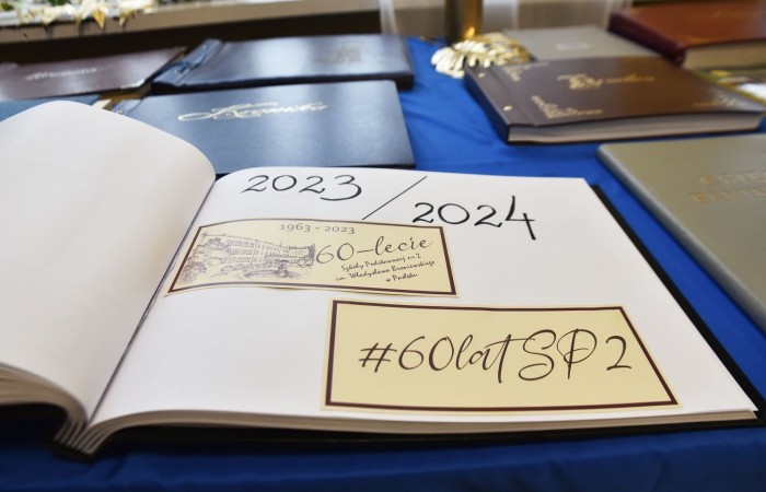 Popołudnie z “Dwójką” to czas, kiedy szkoła w dniu jubileuszu była otwarta dla absolwentów i rodziców. Licznie odwiedzający nas goście mogli uczestniczyć w “Turnieju wiedzy o szkole”, obejrzeć wystawy zdjęć przybliżających historię szkoły oraz prac plastycznych i graficznych przygotowanych specjalnie na tę okazję przez uczniów. Spacer po “Dwójce” urozmaiciły sympatykom szkoły wystawy kronik szkolnych. W organizację tak ważnego przedsięwzięcia włączyły się również panie ze stowarzyszenia “Przyjaciele Pasłęckiej Dwójki”, które  prowadziły kawiarenkę z pysznymi ciastami przygotowanymi przez rodziców i panie ze “Stowarzyszenia na Rzecz Rozwoju Wsi Aniołowo” serwujące świeżo pieczone ruchańce, domowy chleb ze smalcem i ogórkami. 
O atmosferę wieczoru zadbali absolwenci, którzy zaprezentowali swoje talenty. Czas pobytu w szkole umilała muzyka w wykonaniu młodzieżowego zespołu “The Moon” w składzie: Amelia Szczesna, Szymon Malczewski Bartosz Deroszewski.
Serca wszystkich odwiedzających podbił w koncercie “Jak za dawnych lat” zespół ’’Knitter`s jazz band” w składzie: Roman Apoloniusz Knitter - gitara i wokal, Wojciech Szewczyński - perkusja oraz na gitarze basowej absolwent naszej szkoły, który uczył się tu w latach 1963-1965 - Stanisław Żylis.
Wszystkim, którzy przyczynili się do tego, aby popołudniowe spotkania  odwiedzających nas gości upłynęły w miłej atmosferze, składamy serdeczne podziękowania :)