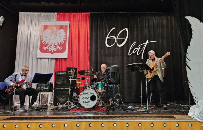 Popołudnie z “Dwójką” to czas, kiedy szkoła w dniu jubileuszu była otwarta dla absolwentów i rodziców. Licznie odwiedzający nas goście mogli uczestniczyć w “Turnieju wiedzy o szkole”, obejrzeć wystawy zdjęć przybliżających historię szkoły oraz prac plastycznych i graficznych przygotowanych specjalnie na tę okazję przez uczniów. Spacer po “Dwójce” urozmaiciły sympatykom szkoły wystawy kronik szkolnych. W organizację tak ważnego przedsięwzięcia włączyły się również panie ze stowarzyszenia “Przyjaciele Pasłęckiej Dwójki”, które  prowadziły kawiarenkę z pysznymi ciastami przygotowanymi przez rodziców i panie ze “Stowarzyszenia na Rzecz Rozwoju Wsi Aniołowo” serwujące świeżo pieczone ruchańce, domowy chleb ze smalcem i ogórkami. 
O atmosferę wieczoru zadbali absolwenci, którzy zaprezentowali swoje talenty. Czas pobytu w szkole umilała muzyka w wykonaniu młodzieżowego zespołu “The Moon” w składzie: Amelia Szczesna, Szymon Malczewski Bartosz Deroszewski.
Serca wszystkich odwiedzających podbił w koncercie “Jak za dawnych lat” zespół ’’Knitter`s jazz band” w składzie: Roman Apoloniusz Knitter - gitara i wokal, Wojciech Szewczyński - perkusja oraz na gitarze basowej absolwent naszej szkoły, który uczył się tu w latach 1963-1965 - Stanisław Żylis.
Wszystkim, którzy przyczynili się do tego, aby popołudniowe spotkania  odwiedzających nas gości upłynęły w miłej atmosferze, składamy serdeczne podziękowania :)