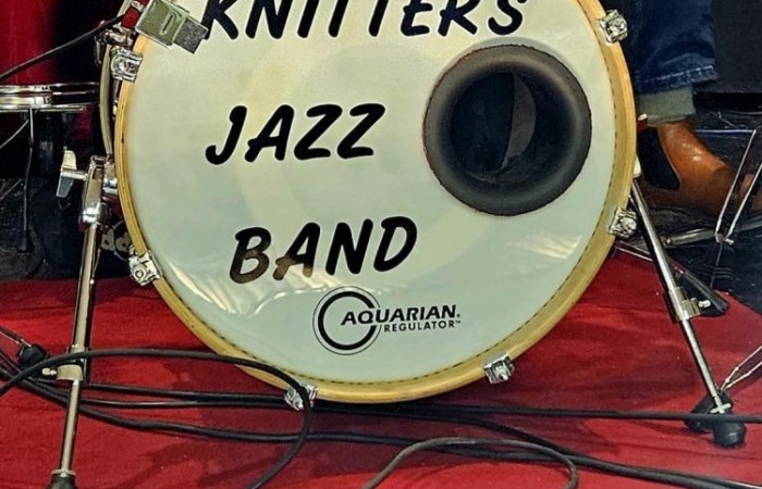 Popołudnie z “Dwójką” to czas, kiedy szkoła w dniu jubileuszu była otwarta dla absolwentów i rodziców. Licznie odwiedzający nas goście mogli uczestniczyć w “Turnieju wiedzy o szkole”, obejrzeć wystawy zdjęć przybliżających historię szkoły oraz prac plastycznych i graficznych przygotowanych specjalnie na tę okazję przez uczniów. Spacer po “Dwójce” urozmaiciły sympatykom szkoły wystawy kronik szkolnych. W organizację tak ważnego przedsięwzięcia włączyły się również panie ze stowarzyszenia “Przyjaciele Pasłęckiej Dwójki”, które  prowadziły kawiarenkę z pysznymi ciastami przygotowanymi przez rodziców i panie ze “Stowarzyszenia na Rzecz Rozwoju Wsi Aniołowo” serwujące świeżo pieczone ruchańce, domowy chleb ze smalcem i ogórkami. 
O atmosferę wieczoru zadbali absolwenci, którzy zaprezentowali swoje talenty. Czas pobytu w szkole umilała muzyka w wykonaniu młodzieżowego zespołu “The Moon” w składzie: Amelia Szczesna, Szymon Malczewski Bartosz Deroszewski.
Serca wszystkich odwiedzających podbił w koncercie “Jak za dawnych lat” zespół ’’Knitter`s jazz band” w składzie: Roman Apoloniusz Knitter - gitara i wokal, Wojciech Szewczyński - perkusja oraz na gitarze basowej absolwent naszej szkoły, który uczył się tu w latach 1963-1965 - Stanisław Żylis.
Wszystkim, którzy przyczynili się do tego, aby popołudniowe spotkania  odwiedzających nas gości upłynęły w miłej atmosferze, składamy serdeczne podziękowania :)