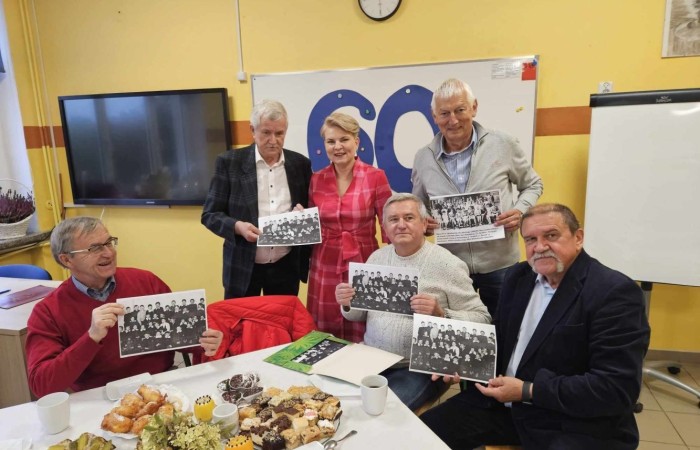 Popołudnie z “Dwójką” to czas, kiedy szkoła w dniu jubileuszu była otwarta dla absolwentów i rodziców. Licznie odwiedzający nas goście mogli uczestniczyć w “Turnieju wiedzy o szkole”, obejrzeć wystawy zdjęć przybliżających historię szkoły oraz prac plastycznych i graficznych przygotowanych specjalnie na tę okazję przez uczniów. Spacer po “Dwójce” urozmaiciły sympatykom szkoły wystawy kronik szkolnych. W organizację tak ważnego przedsięwzięcia włączyły się również panie ze stowarzyszenia “Przyjaciele Pasłęckiej Dwójki”, które  prowadziły kawiarenkę z pysznymi ciastami przygotowanymi przez rodziców i panie ze “Stowarzyszenia na Rzecz Rozwoju Wsi Aniołowo” serwujące świeżo pieczone ruchańce, domowy chleb ze smalcem i ogórkami. 
O atmosferę wieczoru zadbali absolwenci, którzy zaprezentowali swoje talenty. Czas pobytu w szkole umilała muzyka w wykonaniu młodzieżowego zespołu “The Moon” w składzie: Amelia Szczesna, Szymon Malczewski Bartosz Deroszewski.
Serca wszystkich odwiedzających podbił w koncercie “Jak za dawnych lat” zespół ’’Knitter`s jazz band” w składzie: Roman Apoloniusz Knitter - gitara i wokal, Wojciech Szewczyński - perkusja oraz na gitarze basowej absolwent naszej szkoły, który uczył się tu w latach 1963-1965 - Stanisław Żylis.
Wszystkim, którzy przyczynili się do tego, aby popołudniowe spotkania  odwiedzających nas gości upłynęły w miłej atmosferze, składamy serdeczne podziękowania :)