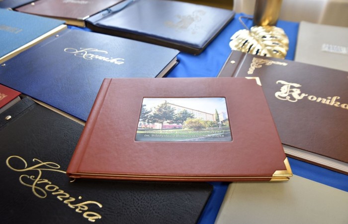 Popołudnie z “Dwójką” to czas, kiedy szkoła w dniu jubileuszu była otwarta dla absolwentów i rodziców. Licznie odwiedzający nas goście mogli uczestniczyć w “Turnieju wiedzy o szkole”, obejrzeć wystawy zdjęć przybliżających historię szkoły oraz prac plastycznych i graficznych przygotowanych specjalnie na tę okazję przez uczniów. Spacer po “Dwójce” urozmaiciły sympatykom szkoły wystawy kronik szkolnych. W organizację tak ważnego przedsięwzięcia włączyły się również panie ze stowarzyszenia “Przyjaciele Pasłęckiej Dwójki”, które  prowadziły kawiarenkę z pysznymi ciastami przygotowanymi przez rodziców i panie ze “Stowarzyszenia na Rzecz Rozwoju Wsi Aniołowo” serwujące świeżo pieczone ruchańce, domowy chleb ze smalcem i ogórkami. 
O atmosferę wieczoru zadbali absolwenci, którzy zaprezentowali swoje talenty. Czas pobytu w szkole umilała muzyka w wykonaniu młodzieżowego zespołu “The Moon” w składzie: Amelia Szczesna, Szymon Malczewski Bartosz Deroszewski.
Serca wszystkich odwiedzających podbił w koncercie “Jak za dawnych lat” zespół ’’Knitter`s jazz band” w składzie: Roman Apoloniusz Knitter - gitara i wokal, Wojciech Szewczyński - perkusja oraz na gitarze basowej absolwent naszej szkoły, który uczył się tu w latach 1963-1965 - Stanisław Żylis.
Wszystkim, którzy przyczynili się do tego, aby popołudniowe spotkania  odwiedzających nas gości upłynęły w miłej atmosferze, składamy serdeczne podziękowania :)