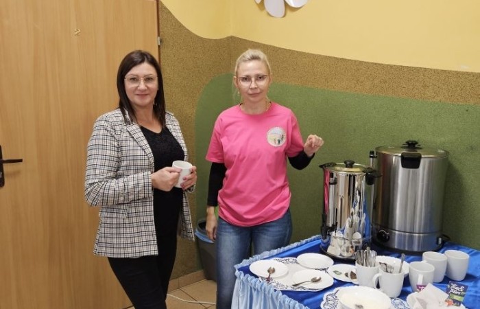 Popołudnie z “Dwójką” to czas, kiedy szkoła w dniu jubileuszu była otwarta dla absolwentów i rodziców. Licznie odwiedzający nas goście mogli uczestniczyć w “Turnieju wiedzy o szkole”, obejrzeć wystawy zdjęć przybliżających historię szkoły oraz prac plastycznych i graficznych przygotowanych specjalnie na tę okazję przez uczniów. Spacer po “Dwójce” urozmaiciły sympatykom szkoły wystawy kronik szkolnych. W organizację tak ważnego przedsięwzięcia włączyły się również panie ze stowarzyszenia “Przyjaciele Pasłęckiej Dwójki”, które  prowadziły kawiarenkę z pysznymi ciastami przygotowanymi przez rodziców i panie ze “Stowarzyszenia na Rzecz Rozwoju Wsi Aniołowo” serwujące świeżo pieczone ruchańce, domowy chleb ze smalcem i ogórkami. 
O atmosferę wieczoru zadbali absolwenci, którzy zaprezentowali swoje talenty. Czas pobytu w szkole umilała muzyka w wykonaniu młodzieżowego zespołu “The Moon” w składzie: Amelia Szczesna, Szymon Malczewski Bartosz Deroszewski.
Serca wszystkich odwiedzających podbił w koncercie “Jak za dawnych lat” zespół ’’Knitter`s jazz band” w składzie: Roman Apoloniusz Knitter - gitara i wokal, Wojciech Szewczyński - perkusja oraz na gitarze basowej absolwent naszej szkoły, który uczył się tu w latach 1963-1965 - Stanisław Żylis.
Wszystkim, którzy przyczynili się do tego, aby popołudniowe spotkania  odwiedzających nas gości upłynęły w miłej atmosferze, składamy serdeczne podziękowania :)