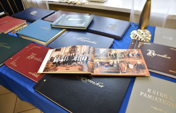 Popołudnie z “Dwójką” to czas, kiedy szkoła w dniu jubileuszu była otwarta dla absolwentów i rodziców. Licznie odwiedzający nas goście mogli uczestniczyć w “Turnieju wiedzy o szkole”, obejrzeć wystawy zdjęć przybliżających historię szkoły oraz prac plastycznych i graficznych przygotowanych specjalnie na tę okazję przez uczniów. Spacer po “Dwójce” urozmaiciły sympatykom szkoły wystawy kronik szkolnych. W organizację tak ważnego przedsięwzięcia włączyły się również panie ze stowarzyszenia “Przyjaciele Pasłęckiej Dwójki”, które  prowadziły kawiarenkę z pysznymi ciastami przygotowanymi przez rodziców i panie ze “Stowarzyszenia na Rzecz Rozwoju Wsi Aniołowo” serwujące świeżo pieczone ruchańce, domowy chleb ze smalcem i ogórkami. 
O atmosferę wieczoru zadbali absolwenci, którzy zaprezentowali swoje talenty. Czas pobytu w szkole umilała muzyka w wykonaniu młodzieżowego zespołu “The Moon” w składzie: Amelia Szczesna, Szymon Malczewski Bartosz Deroszewski.
Serca wszystkich odwiedzających podbił w koncercie “Jak za dawnych lat” zespół ’’Knitter`s jazz band” w składzie: Roman Apoloniusz Knitter - gitara i wokal, Wojciech Szewczyński - perkusja oraz na gitarze basowej absolwent naszej szkoły, który uczył się tu w latach 1963-1965 - Stanisław Żylis.
Wszystkim, którzy przyczynili się do tego, aby popołudniowe spotkania  odwiedzających nas gości upłynęły w miłej atmosferze, składamy serdeczne podziękowania :)