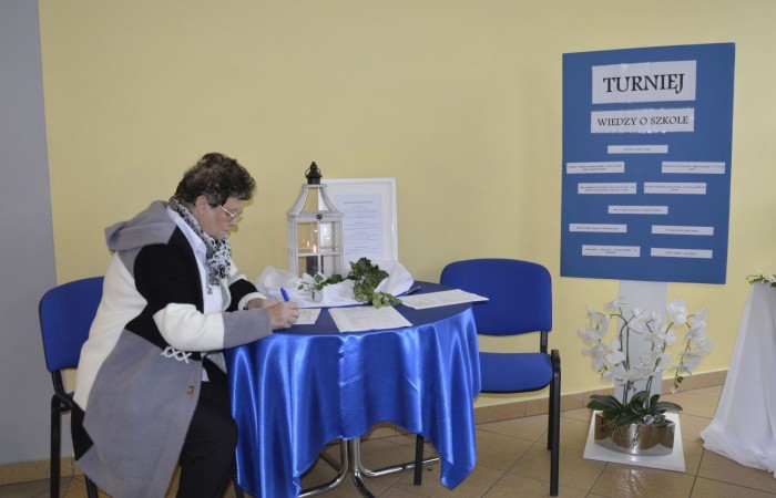 Popołudnie z “Dwójką” to czas, kiedy szkoła w dniu jubileuszu była otwarta dla absolwentów i rodziców. Licznie odwiedzający nas goście mogli uczestniczyć w “Turnieju wiedzy o szkole”, obejrzeć wystawy zdjęć przybliżających historię szkoły oraz prac plastycznych i graficznych przygotowanych specjalnie na tę okazję przez uczniów. Spacer po “Dwójce” urozmaiciły sympatykom szkoły wystawy kronik szkolnych. W organizację tak ważnego przedsięwzięcia włączyły się również panie ze stowarzyszenia “Przyjaciele Pasłęckiej Dwójki”, które  prowadziły kawiarenkę z pysznymi ciastami przygotowanymi przez rodziców i panie ze “Stowarzyszenia na Rzecz Rozwoju Wsi Aniołowo” serwujące świeżo pieczone ruchańce, domowy chleb ze smalcem i ogórkami. 
O atmosferę wieczoru zadbali absolwenci, którzy zaprezentowali swoje talenty. Czas pobytu w szkole umilała muzyka w wykonaniu młodzieżowego zespołu “The Moon” w składzie: Amelia Szczesna, Szymon Malczewski Bartosz Deroszewski.
Serca wszystkich odwiedzających podbił w koncercie “Jak za dawnych lat” zespół ’’Knitter`s jazz band” w składzie: Roman Apoloniusz Knitter - gitara i wokal, Wojciech Szewczyński - perkusja oraz na gitarze basowej absolwent naszej szkoły, który uczył się tu w latach 1963-1965 - Stanisław Żylis.
Wszystkim, którzy przyczynili się do tego, aby popołudniowe spotkania  odwiedzających nas gości upłynęły w miłej atmosferze, składamy serdeczne podziękowania :)