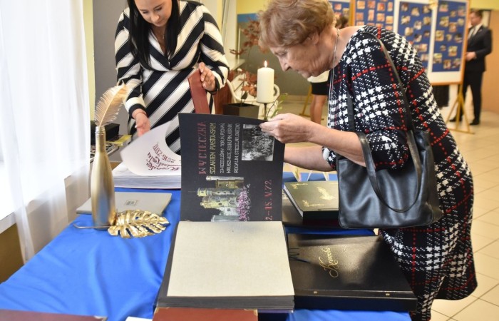 Popołudnie z “Dwójką” to czas, kiedy szkoła w dniu jubileuszu była otwarta dla absolwentów i rodziców. Licznie odwiedzający nas goście mogli uczestniczyć w “Turnieju wiedzy o szkole”, obejrzeć wystawy zdjęć przybliżających historię szkoły oraz prac plastycznych i graficznych przygotowanych specjalnie na tę okazję przez uczniów. Spacer po “Dwójce” urozmaiciły sympatykom szkoły wystawy kronik szkolnych. W organizację tak ważnego przedsięwzięcia włączyły się również panie ze stowarzyszenia “Przyjaciele Pasłęckiej Dwójki”, które  prowadziły kawiarenkę z pysznymi ciastami przygotowanymi przez rodziców i panie ze “Stowarzyszenia na Rzecz Rozwoju Wsi Aniołowo” serwujące świeżo pieczone ruchańce, domowy chleb ze smalcem i ogórkami. 
O atmosferę wieczoru zadbali absolwenci, którzy zaprezentowali swoje talenty. Czas pobytu w szkole umilała muzyka w wykonaniu młodzieżowego zespołu “The Moon” w składzie: Amelia Szczesna, Szymon Malczewski Bartosz Deroszewski.
Serca wszystkich odwiedzających podbił w koncercie “Jak za dawnych lat” zespół ’’Knitter`s jazz band” w składzie: Roman Apoloniusz Knitter - gitara i wokal, Wojciech Szewczyński - perkusja oraz na gitarze basowej absolwent naszej szkoły, który uczył się tu w latach 1963-1965 - Stanisław Żylis.
Wszystkim, którzy przyczynili się do tego, aby popołudniowe spotkania  odwiedzających nas gości upłynęły w miłej atmosferze, składamy serdeczne podziękowania :)