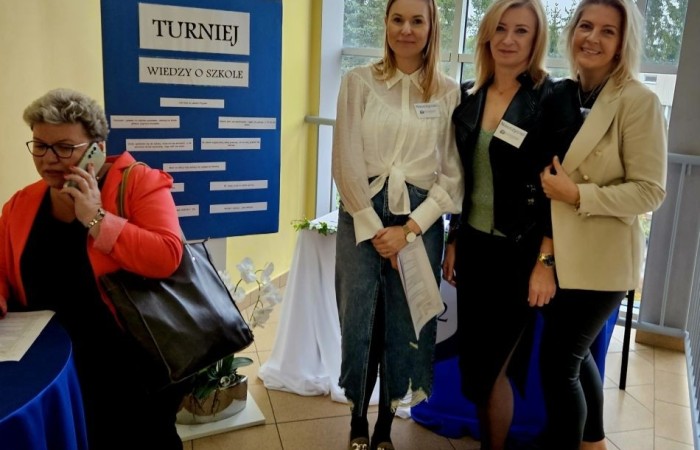 Popołudnie z “Dwójką” to czas, kiedy szkoła w dniu jubileuszu była otwarta dla absolwentów i rodziców. Licznie odwiedzający nas goście mogli uczestniczyć w “Turnieju wiedzy o szkole”, obejrzeć wystawy zdjęć przybliżających historię szkoły oraz prac plastycznych i graficznych przygotowanych specjalnie na tę okazję przez uczniów. Spacer po “Dwójce” urozmaiciły sympatykom szkoły wystawy kronik szkolnych. W organizację tak ważnego przedsięwzięcia włączyły się również panie ze stowarzyszenia “Przyjaciele Pasłęckiej Dwójki”, które  prowadziły kawiarenkę z pysznymi ciastami przygotowanymi przez rodziców i panie ze “Stowarzyszenia na Rzecz Rozwoju Wsi Aniołowo” serwujące świeżo pieczone ruchańce, domowy chleb ze smalcem i ogórkami. 
O atmosferę wieczoru zadbali absolwenci, którzy zaprezentowali swoje talenty. Czas pobytu w szkole umilała muzyka w wykonaniu młodzieżowego zespołu “The Moon” w składzie: Amelia Szczesna, Szymon Malczewski Bartosz Deroszewski.
Serca wszystkich odwiedzających podbił w koncercie “Jak za dawnych lat” zespół ’’Knitter`s jazz band” w składzie: Roman Apoloniusz Knitter - gitara i wokal, Wojciech Szewczyński - perkusja oraz na gitarze basowej absolwent naszej szkoły, który uczył się tu w latach 1963-1965 - Stanisław Żylis.
Wszystkim, którzy przyczynili się do tego, aby popołudniowe spotkania  odwiedzających nas gości upłynęły w miłej atmosferze, składamy serdeczne podziękowania :)