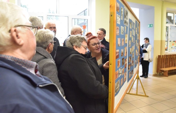 Popołudnie z “Dwójką” to czas, kiedy szkoła w dniu jubileuszu była otwarta dla absolwentów i rodziców. Licznie odwiedzający nas goście mogli uczestniczyć w “Turnieju wiedzy o szkole”, obejrzeć wystawy zdjęć przybliżających historię szkoły oraz prac plastycznych i graficznych przygotowanych specjalnie na tę okazję przez uczniów. Spacer po “Dwójce” urozmaiciły sympatykom szkoły wystawy kronik szkolnych. W organizację tak ważnego przedsięwzięcia włączyły się również panie ze stowarzyszenia “Przyjaciele Pasłęckiej Dwójki”, które  prowadziły kawiarenkę z pysznymi ciastami przygotowanymi przez rodziców i panie ze “Stowarzyszenia na Rzecz Rozwoju Wsi Aniołowo” serwujące świeżo pieczone ruchańce, domowy chleb ze smalcem i ogórkami. 
O atmosferę wieczoru zadbali absolwenci, którzy zaprezentowali swoje talenty. Czas pobytu w szkole umilała muzyka w wykonaniu młodzieżowego zespołu “The Moon” w składzie: Amelia Szczesna, Szymon Malczewski Bartosz Deroszewski.
Serca wszystkich odwiedzających podbił w koncercie “Jak za dawnych lat” zespół ’’Knitter`s jazz band” w składzie: Roman Apoloniusz Knitter - gitara i wokal, Wojciech Szewczyński - perkusja oraz na gitarze basowej absolwent naszej szkoły, który uczył się tu w latach 1963-1965 - Stanisław Żylis.
Wszystkim, którzy przyczynili się do tego, aby popołudniowe spotkania  odwiedzających nas gości upłynęły w miłej atmosferze, składamy serdeczne podziękowania :)