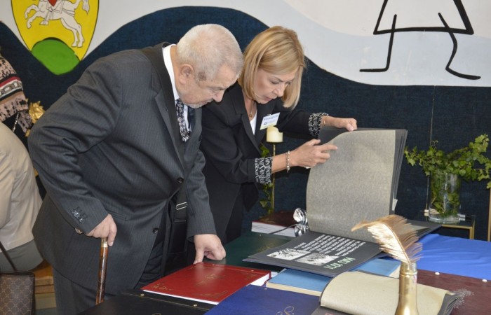 Popołudnie z “Dwójką” to czas, kiedy szkoła w dniu jubileuszu była otwarta dla absolwentów i rodziców. Licznie odwiedzający nas goście mogli uczestniczyć w “Turnieju wiedzy o szkole”, obejrzeć wystawy zdjęć przybliżających historię szkoły oraz prac plastycznych i graficznych przygotowanych specjalnie na tę okazję przez uczniów. Spacer po “Dwójce” urozmaiciły sympatykom szkoły wystawy kronik szkolnych. W organizację tak ważnego przedsięwzięcia włączyły się również panie ze stowarzyszenia “Przyjaciele Pasłęckiej Dwójki”, które  prowadziły kawiarenkę z pysznymi ciastami przygotowanymi przez rodziców i panie ze “Stowarzyszenia na Rzecz Rozwoju Wsi Aniołowo” serwujące świeżo pieczone ruchańce, domowy chleb ze smalcem i ogórkami. 
O atmosferę wieczoru zadbali absolwenci, którzy zaprezentowali swoje talenty. Czas pobytu w szkole umilała muzyka w wykonaniu młodzieżowego zespołu “The Moon” w składzie: Amelia Szczesna, Szymon Malczewski Bartosz Deroszewski.
Serca wszystkich odwiedzających podbił w koncercie “Jak za dawnych lat” zespół ’’Knitter`s jazz band” w składzie: Roman Apoloniusz Knitter - gitara i wokal, Wojciech Szewczyński - perkusja oraz na gitarze basowej absolwent naszej szkoły, który uczył się tu w latach 1963-1965 - Stanisław Żylis.
Wszystkim, którzy przyczynili się do tego, aby popołudniowe spotkania  odwiedzających nas gości upłynęły w miłej atmosferze, składamy serdeczne podziękowania :)