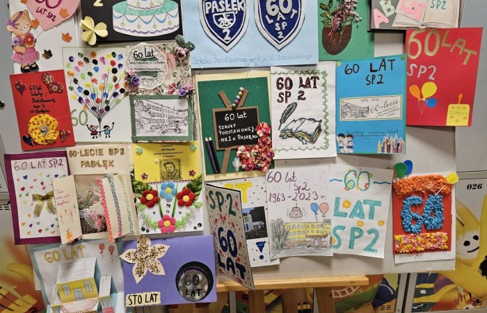 Popołudnie z “Dwójką” to czas, kiedy szkoła w dniu jubileuszu była otwarta dla absolwentów i rodziców. Licznie odwiedzający nas goście mogli uczestniczyć w “Turnieju wiedzy o szkole”, obejrzeć wystawy zdjęć przybliżających historię szkoły oraz prac plastycznych i graficznych przygotowanych specjalnie na tę okazję przez uczniów. Spacer po “Dwójce” urozmaiciły sympatykom szkoły wystawy kronik szkolnych. W organizację tak ważnego przedsięwzięcia włączyły się również panie ze stowarzyszenia “Przyjaciele Pasłęckiej Dwójki”, które  prowadziły kawiarenkę z pysznymi ciastami przygotowanymi przez rodziców i panie ze “Stowarzyszenia na Rzecz Rozwoju Wsi Aniołowo” serwujące świeżo pieczone ruchańce, domowy chleb ze smalcem i ogórkami. 
O atmosferę wieczoru zadbali absolwenci, którzy zaprezentowali swoje talenty. Czas pobytu w szkole umilała muzyka w wykonaniu młodzieżowego zespołu “The Moon” w składzie: Amelia Szczesna, Szymon Malczewski Bartosz Deroszewski.
Serca wszystkich odwiedzających podbił w koncercie “Jak za dawnych lat” zespół ’’Knitter`s jazz band” w składzie: Roman Apoloniusz Knitter - gitara i wokal, Wojciech Szewczyński - perkusja oraz na gitarze basowej absolwent naszej szkoły, który uczył się tu w latach 1963-1965 - Stanisław Żylis.
Wszystkim, którzy przyczynili się do tego, aby popołudniowe spotkania  odwiedzających nas gości upłynęły w miłej atmosferze, składamy serdeczne podziękowania :)