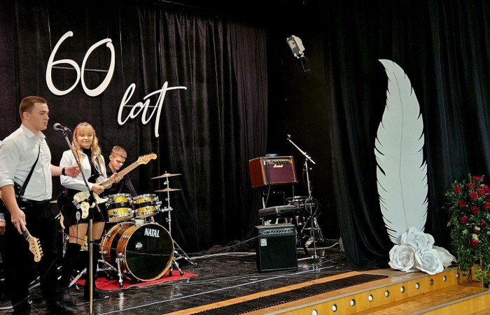 Popołudnie z “Dwójką” to czas, kiedy szkoła w dniu jubileuszu była otwarta dla absolwentów i rodziców. Licznie odwiedzający nas goście mogli uczestniczyć w “Turnieju wiedzy o szkole”, obejrzeć wystawy zdjęć przybliżających historię szkoły oraz prac plastycznych i graficznych przygotowanych specjalnie na tę okazję przez uczniów. Spacer po “Dwójce” urozmaiciły sympatykom szkoły wystawy kronik szkolnych. W organizację tak ważnego przedsięwzięcia włączyły się również panie ze stowarzyszenia “Przyjaciele Pasłęckiej Dwójki”, które  prowadziły kawiarenkę z pysznymi ciastami przygotowanymi przez rodziców i panie ze “Stowarzyszenia na Rzecz Rozwoju Wsi Aniołowo” serwujące świeżo pieczone ruchańce, domowy chleb ze smalcem i ogórkami. 
O atmosferę wieczoru zadbali absolwenci, którzy zaprezentowali swoje talenty. Czas pobytu w szkole umilała muzyka w wykonaniu młodzieżowego zespołu “The Moon” w składzie: Amelia Szczesna, Szymon Malczewski Bartosz Deroszewski.
Serca wszystkich odwiedzających podbił w koncercie “Jak za dawnych lat” zespół ’’Knitter`s jazz band” w składzie: Roman Apoloniusz Knitter - gitara i wokal, Wojciech Szewczyński - perkusja oraz na gitarze basowej absolwent naszej szkoły, który uczył się tu w latach 1963-1965 - Stanisław Żylis.
Wszystkim, którzy przyczynili się do tego, aby popołudniowe spotkania  odwiedzających nas gości upłynęły w miłej atmosferze, składamy serdeczne podziękowania :)