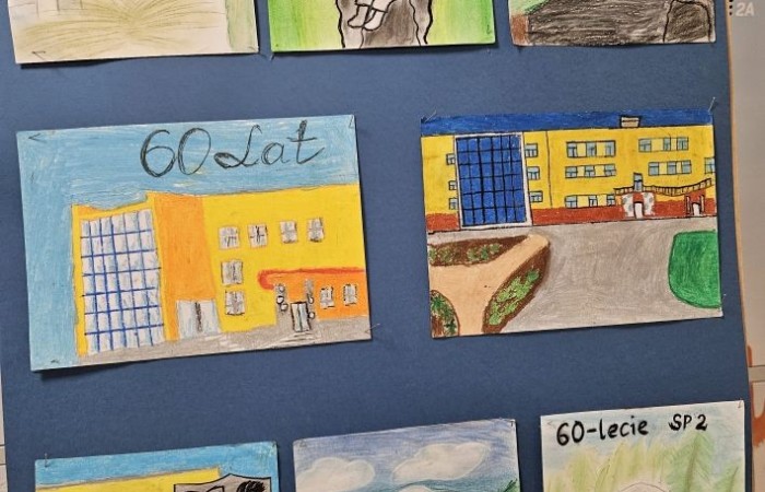 Popołudnie z “Dwójką” to czas, kiedy szkoła w dniu jubileuszu była otwarta dla absolwentów i rodziców. Licznie odwiedzający nas goście mogli uczestniczyć w “Turnieju wiedzy o szkole”, obejrzeć wystawy zdjęć przybliżających historię szkoły oraz prac plastycznych i graficznych przygotowanych specjalnie na tę okazję przez uczniów. Spacer po “Dwójce” urozmaiciły sympatykom szkoły wystawy kronik szkolnych. W organizację tak ważnego przedsięwzięcia włączyły się również panie ze stowarzyszenia “Przyjaciele Pasłęckiej Dwójki”, które  prowadziły kawiarenkę z pysznymi ciastami przygotowanymi przez rodziców i panie ze “Stowarzyszenia na Rzecz Rozwoju Wsi Aniołowo” serwujące świeżo pieczone ruchańce, domowy chleb ze smalcem i ogórkami. 
O atmosferę wieczoru zadbali absolwenci, którzy zaprezentowali swoje talenty. Czas pobytu w szkole umilała muzyka w wykonaniu młodzieżowego zespołu “The Moon” w składzie: Amelia Szczesna, Szymon Malczewski Bartosz Deroszewski.
Serca wszystkich odwiedzających podbił w koncercie “Jak za dawnych lat” zespół ’’Knitter`s jazz band” w składzie: Roman Apoloniusz Knitter - gitara i wokal, Wojciech Szewczyński - perkusja oraz na gitarze basowej absolwent naszej szkoły, który uczył się tu w latach 1963-1965 - Stanisław Żylis.
Wszystkim, którzy przyczynili się do tego, aby popołudniowe spotkania  odwiedzających nas gości upłynęły w miłej atmosferze, składamy serdeczne podziękowania :)