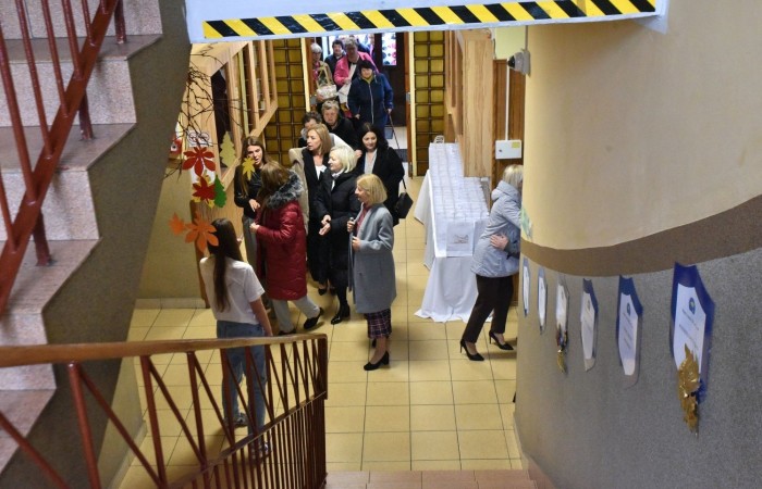 Popołudnie z “Dwójką” to czas, kiedy szkoła w dniu jubileuszu była otwarta dla absolwentów i rodziców. Licznie odwiedzający nas goście mogli uczestniczyć w “Turnieju wiedzy o szkole”, obejrzeć wystawy zdjęć przybliżających historię szkoły oraz prac plastycznych i graficznych przygotowanych specjalnie na tę okazję przez uczniów. Spacer po “Dwójce” urozmaiciły sympatykom szkoły wystawy kronik szkolnych. W organizację tak ważnego przedsięwzięcia włączyły się również panie ze stowarzyszenia “Przyjaciele Pasłęckiej Dwójki”, które  prowadziły kawiarenkę z pysznymi ciastami przygotowanymi przez rodziców i panie ze “Stowarzyszenia na Rzecz Rozwoju Wsi Aniołowo” serwujące świeżo pieczone ruchańce, domowy chleb ze smalcem i ogórkami. 
O atmosferę wieczoru zadbali absolwenci, którzy zaprezentowali swoje talenty. Czas pobytu w szkole umilała muzyka w wykonaniu młodzieżowego zespołu “The Moon” w składzie: Amelia Szczesna, Szymon Malczewski Bartosz Deroszewski.
Serca wszystkich odwiedzających podbił w koncercie “Jak za dawnych lat” zespół ’’Knitter`s jazz band” w składzie: Roman Apoloniusz Knitter - gitara i wokal, Wojciech Szewczyński - perkusja oraz na gitarze basowej absolwent naszej szkoły, który uczył się tu w latach 1963-1965 - Stanisław Żylis.
Wszystkim, którzy przyczynili się do tego, aby popołudniowe spotkania  odwiedzających nas gości upłynęły w miłej atmosferze, składamy serdeczne podziękowania :)