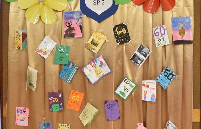 Popołudnie z “Dwójką” to czas, kiedy szkoła w dniu jubileuszu była otwarta dla absolwentów i rodziców. Licznie odwiedzający nas goście mogli uczestniczyć w “Turnieju wiedzy o szkole”, obejrzeć wystawy zdjęć przybliżających historię szkoły oraz prac plastycznych i graficznych przygotowanych specjalnie na tę okazję przez uczniów. Spacer po “Dwójce” urozmaiciły sympatykom szkoły wystawy kronik szkolnych. W organizację tak ważnego przedsięwzięcia włączyły się również panie ze stowarzyszenia “Przyjaciele Pasłęckiej Dwójki”, które  prowadziły kawiarenkę z pysznymi ciastami przygotowanymi przez rodziców i panie ze “Stowarzyszenia na Rzecz Rozwoju Wsi Aniołowo” serwujące świeżo pieczone ruchańce, domowy chleb ze smalcem i ogórkami. 
O atmosferę wieczoru zadbali absolwenci, którzy zaprezentowali swoje talenty. Czas pobytu w szkole umilała muzyka w wykonaniu młodzieżowego zespołu “The Moon” w składzie: Amelia Szczesna, Szymon Malczewski Bartosz Deroszewski.
Serca wszystkich odwiedzających podbił w koncercie “Jak za dawnych lat” zespół ’’Knitter`s jazz band” w składzie: Roman Apoloniusz Knitter - gitara i wokal, Wojciech Szewczyński - perkusja oraz na gitarze basowej absolwent naszej szkoły, który uczył się tu w latach 1963-1965 - Stanisław Żylis.
Wszystkim, którzy przyczynili się do tego, aby popołudniowe spotkania  odwiedzających nas gości upłynęły w miłej atmosferze, składamy serdeczne podziękowania :)