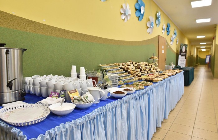 Popołudnie z “Dwójką” to czas, kiedy szkoła w dniu jubileuszu była otwarta dla absolwentów i rodziców. Licznie odwiedzający nas goście mogli uczestniczyć w “Turnieju wiedzy o szkole”, obejrzeć wystawy zdjęć przybliżających historię szkoły oraz prac plastycznych i graficznych przygotowanych specjalnie na tę okazję przez uczniów. Spacer po “Dwójce” urozmaiciły sympatykom szkoły wystawy kronik szkolnych. W organizację tak ważnego przedsięwzięcia włączyły się również panie ze stowarzyszenia “Przyjaciele Pasłęckiej Dwójki”, które  prowadziły kawiarenkę z pysznymi ciastami przygotowanymi przez rodziców i panie ze “Stowarzyszenia na Rzecz Rozwoju Wsi Aniołowo” serwujące świeżo pieczone ruchańce, domowy chleb ze smalcem i ogórkami. 
O atmosferę wieczoru zadbali absolwenci, którzy zaprezentowali swoje talenty. Czas pobytu w szkole umilała muzyka w wykonaniu młodzieżowego zespołu “The Moon” w składzie: Amelia Szczesna, Szymon Malczewski Bartosz Deroszewski.
Serca wszystkich odwiedzających podbił w koncercie “Jak za dawnych lat” zespół ’’Knitter`s jazz band” w składzie: Roman Apoloniusz Knitter - gitara i wokal, Wojciech Szewczyński - perkusja oraz na gitarze basowej absolwent naszej szkoły, który uczył się tu w latach 1963-1965 - Stanisław Żylis.
Wszystkim, którzy przyczynili się do tego, aby popołudniowe spotkania  odwiedzających nas gości upłynęły w miłej atmosferze, składamy serdeczne podziękowania :)