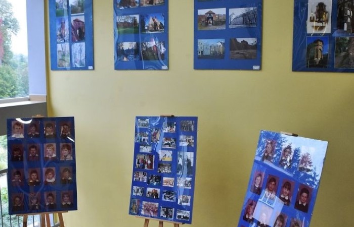 Popołudnie z “Dwójką” to czas, kiedy szkoła w dniu jubileuszu była otwarta dla absolwentów i rodziców. Licznie odwiedzający nas goście mogli uczestniczyć w “Turnieju wiedzy o szkole”, obejrzeć wystawy zdjęć przybliżających historię szkoły oraz prac plastycznych i graficznych przygotowanych specjalnie na tę okazję przez uczniów. Spacer po “Dwójce” urozmaiciły sympatykom szkoły wystawy kronik szkolnych. W organizację tak ważnego przedsięwzięcia włączyły się również panie ze stowarzyszenia “Przyjaciele Pasłęckiej Dwójki”, które  prowadziły kawiarenkę z pysznymi ciastami przygotowanymi przez rodziców i panie ze “Stowarzyszenia na Rzecz Rozwoju Wsi Aniołowo” serwujące świeżo pieczone ruchańce, domowy chleb ze smalcem i ogórkami. 
O atmosferę wieczoru zadbali absolwenci, którzy zaprezentowali swoje talenty. Czas pobytu w szkole umilała muzyka w wykonaniu młodzieżowego zespołu “The Moon” w składzie: Amelia Szczesna, Szymon Malczewski Bartosz Deroszewski.
Serca wszystkich odwiedzających podbił w koncercie “Jak za dawnych lat” zespół ’’Knitter`s jazz band” w składzie: Roman Apoloniusz Knitter - gitara i wokal, Wojciech Szewczyński - perkusja oraz na gitarze basowej absolwent naszej szkoły, który uczył się tu w latach 1963-1965 - Stanisław Żylis.
Wszystkim, którzy przyczynili się do tego, aby popołudniowe spotkania  odwiedzających nas gości upłynęły w miłej atmosferze, składamy serdeczne podziękowania :)