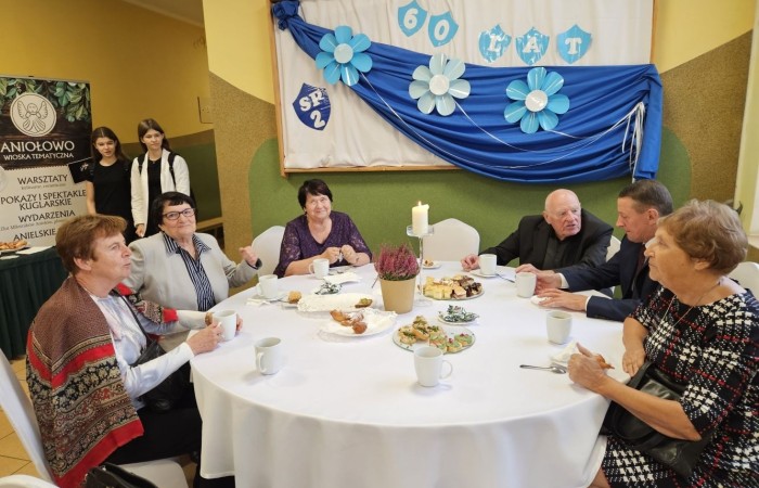 Popołudnie z “Dwójką” to czas, kiedy szkoła w dniu jubileuszu była otwarta dla absolwentów i rodziców. Licznie odwiedzający nas goście mogli uczestniczyć w “Turnieju wiedzy o szkole”, obejrzeć wystawy zdjęć przybliżających historię szkoły oraz prac plastycznych i graficznych przygotowanych specjalnie na tę okazję przez uczniów. Spacer po “Dwójce” urozmaiciły sympatykom szkoły wystawy kronik szkolnych. W organizację tak ważnego przedsięwzięcia włączyły się również panie ze stowarzyszenia “Przyjaciele Pasłęckiej Dwójki”, które  prowadziły kawiarenkę z pysznymi ciastami przygotowanymi przez rodziców i panie ze “Stowarzyszenia na Rzecz Rozwoju Wsi Aniołowo” serwujące świeżo pieczone ruchańce, domowy chleb ze smalcem i ogórkami. 
O atmosferę wieczoru zadbali absolwenci, którzy zaprezentowali swoje talenty. Czas pobytu w szkole umilała muzyka w wykonaniu młodzieżowego zespołu “The Moon” w składzie: Amelia Szczesna, Szymon Malczewski Bartosz Deroszewski.
Serca wszystkich odwiedzających podbił w koncercie “Jak za dawnych lat” zespół ’’Knitter`s jazz band” w składzie: Roman Apoloniusz Knitter - gitara i wokal, Wojciech Szewczyński - perkusja oraz na gitarze basowej absolwent naszej szkoły, który uczył się tu w latach 1963-1965 - Stanisław Żylis.
Wszystkim, którzy przyczynili się do tego, aby popołudniowe spotkania  odwiedzających nas gości upłynęły w miłej atmosferze, składamy serdeczne podziękowania :)